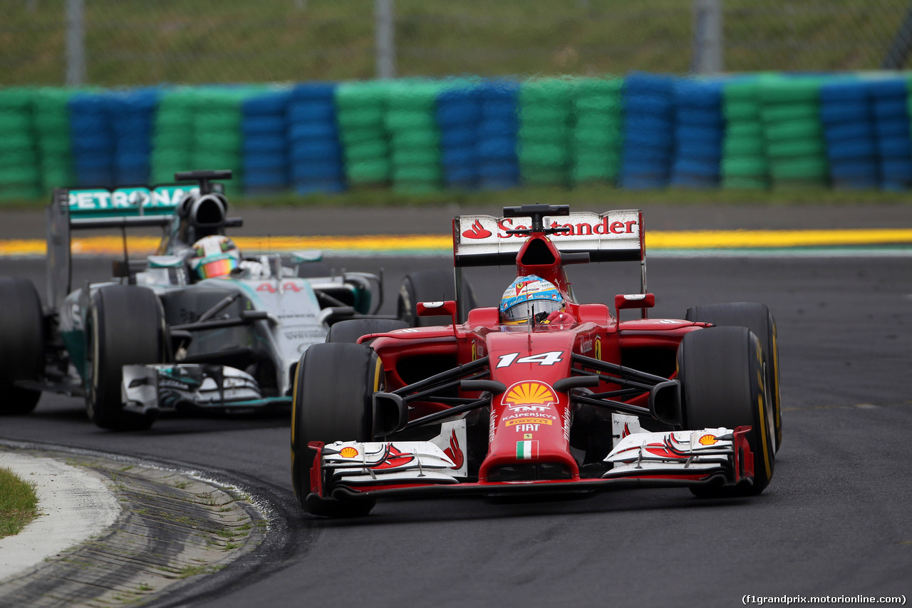 GP UNGHERIA, 27.07.2014- Gara, Fernando Alonso (ESP) Ferrari F14-T davanti a Lewis Hamilton (GBR) Mercedes AMG F1 W05
