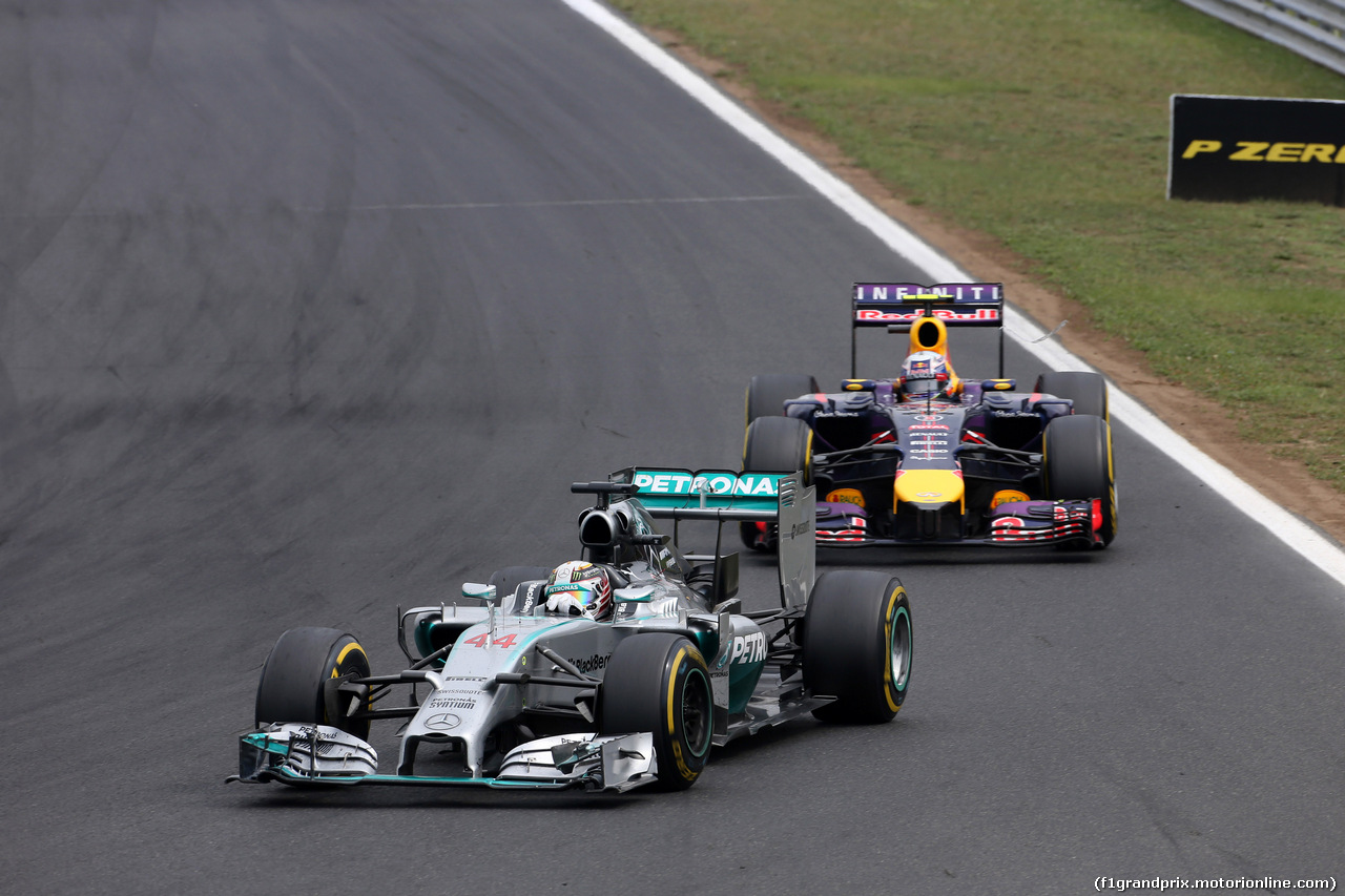 GP UNGHERIA, 27.07.2014- Gara, Lewis Hamilton (GBR) Mercedes AMG F1 W05 davanti a Daniel Ricciardo (AUS) Red Bull Racing RB10