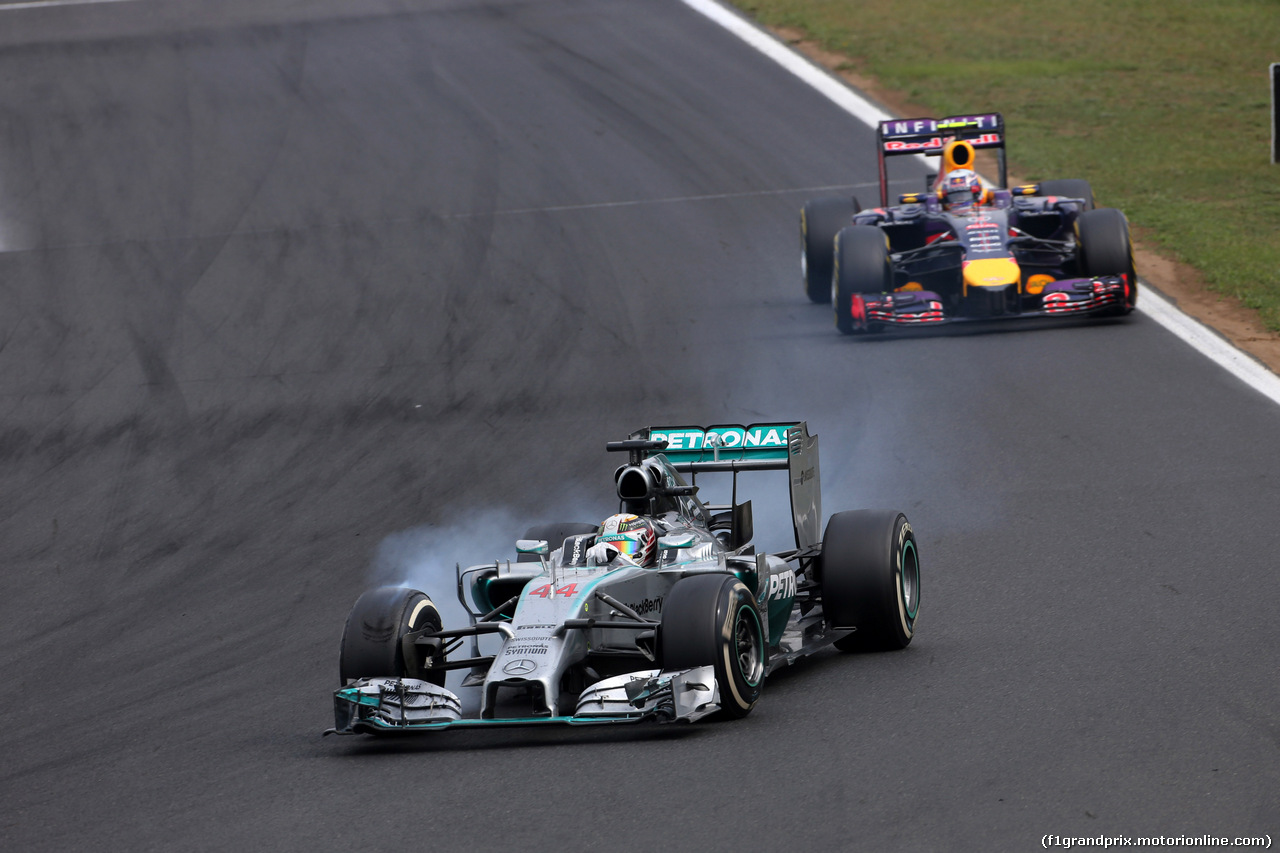 GP UNGHERIA, 27.07.2014- Gara, Lewis Hamilton (GBR) Mercedes AMG F1 W05 davanti a Daniel Ricciardo (AUS) Red Bull Racing RB10