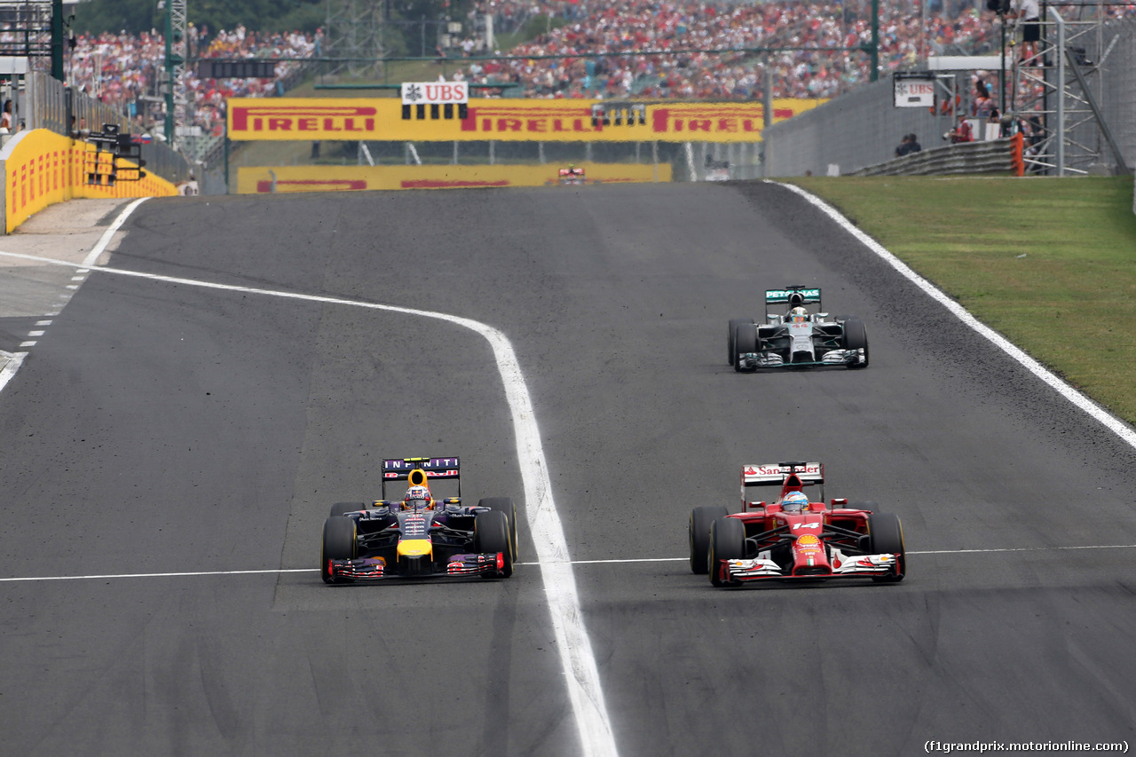 GP UNGHERIA, 27.07.2014- Gara, Daniel Ricciardo (AUS) Red Bull Racing RB10 overtakes Fernando Alonso (ESP) Ferrari F14-T