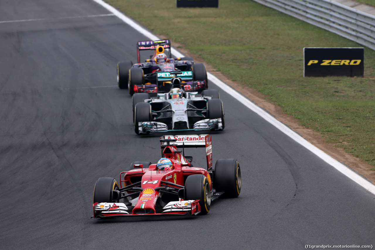 GP UNGHERIA, 27.07.2014- Gara, Fernando Alonso (ESP) Ferrari F14-T davanti a Lewis Hamilton (GBR) Mercedes AMG F1 W05