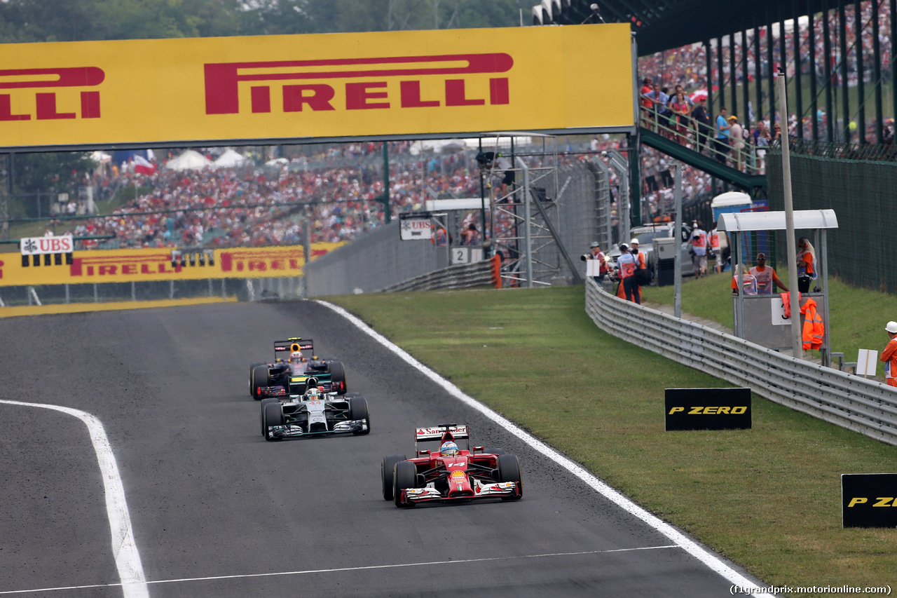 GP UNGHERIA, 27.07.2014- Gara, Fernando Alonso (ESP) Ferrari F14-T davanti a Lewis Hamilton (GBR) Mercedes AMG F1 W05 e Daniel Ricciardo (AUS) Red Bull Racing RB10