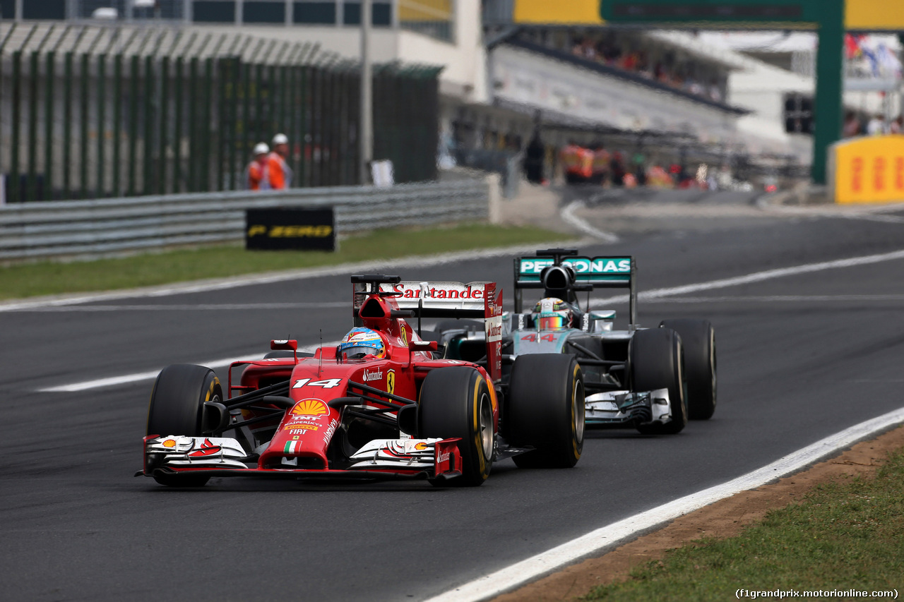 GP UNGHERIA, 27.07.2014- Gara, Fernando Alonso (ESP) Ferrari F14-T davanti a Lewis Hamilton (GBR) Mercedes AMG F1 W05