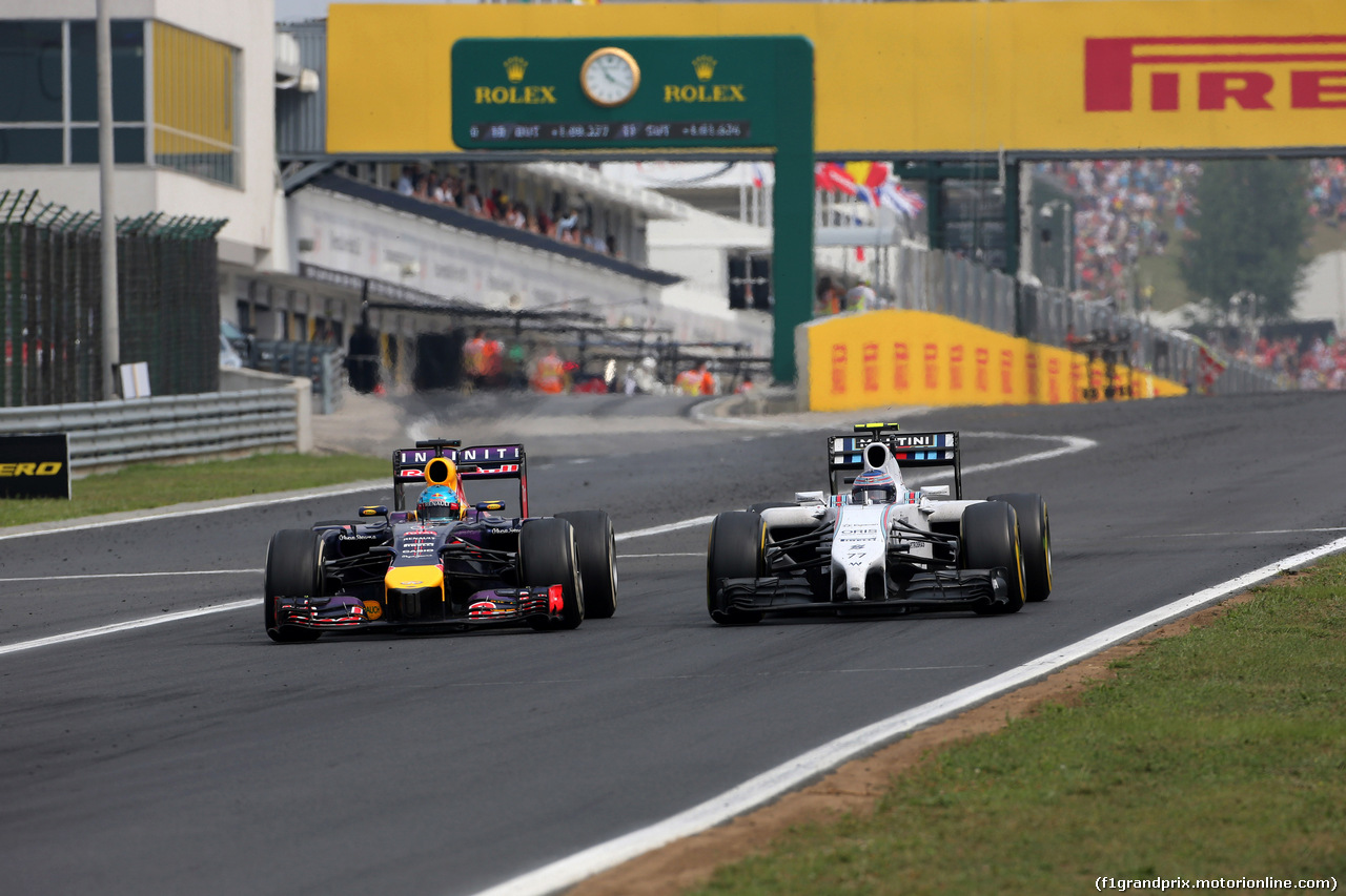 GP UNGHERIA, 27.07.2014- Gara, Sebastian Vettel (GER) Red Bull Racing RB10 e Valtteri Bottas (FIN) Williams F1 Team FW36