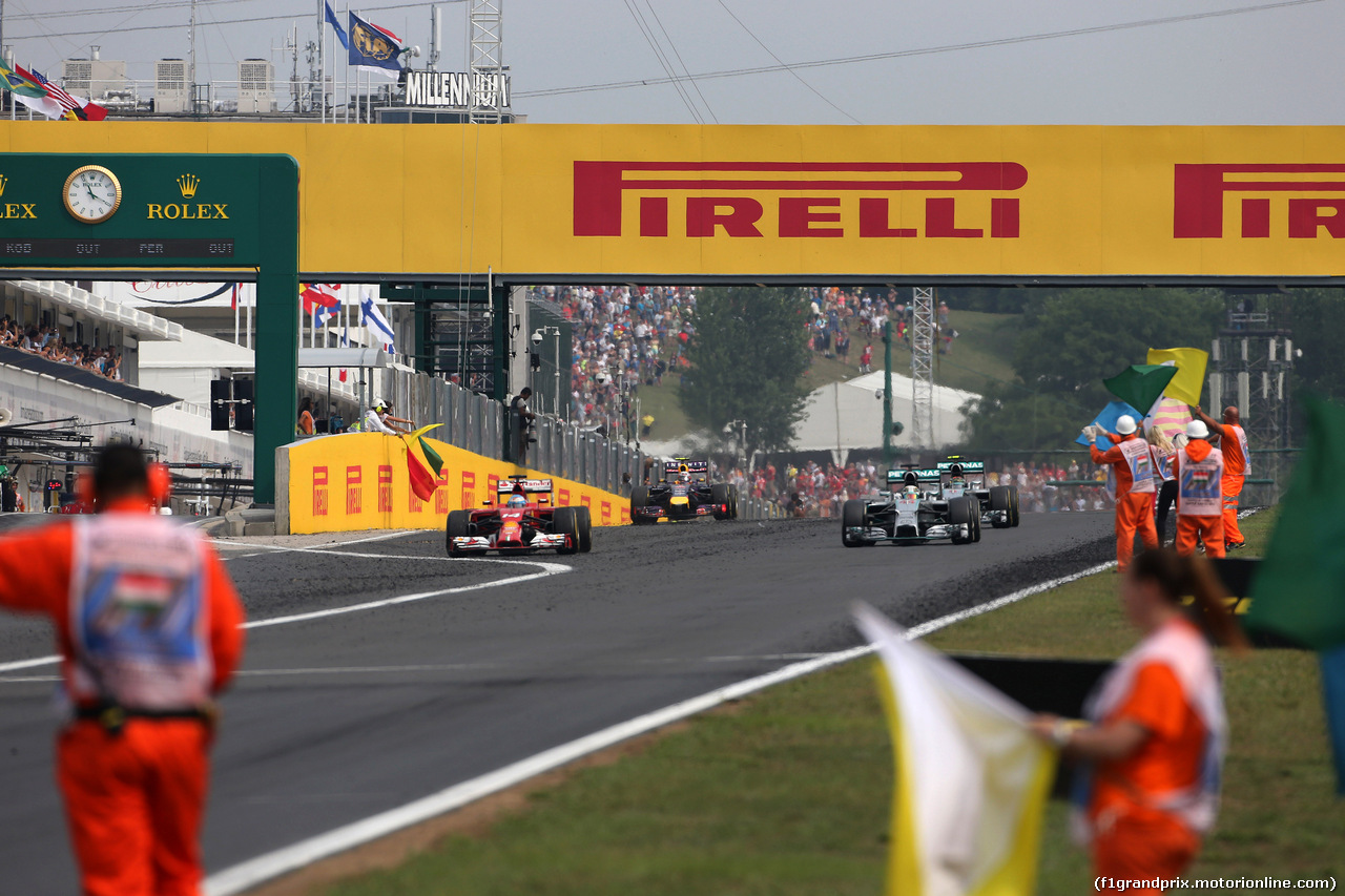 GP UNGHERIA, 27.07.2014- Gara, The end of the race, Fernando Alonso (ESP) Ferrari F14-T e Lewis Hamilton (GBR) Mercedes AMG F1 W05