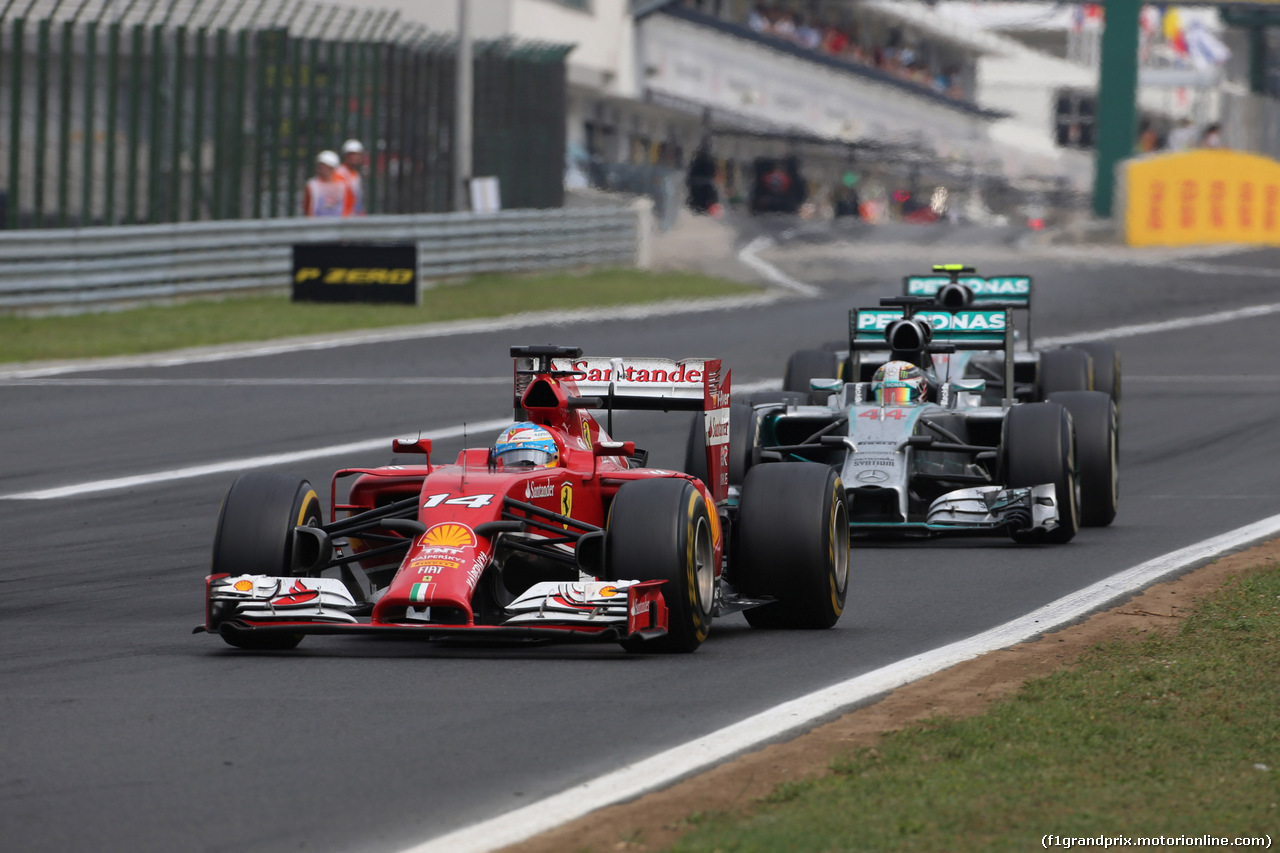 GP UNGHERIA, 27.07.2014- Gara, Fernando Alonso (ESP) Ferrari F14-T davanti a Lewis Hamilton (GBR) Mercedes AMG F1 W05