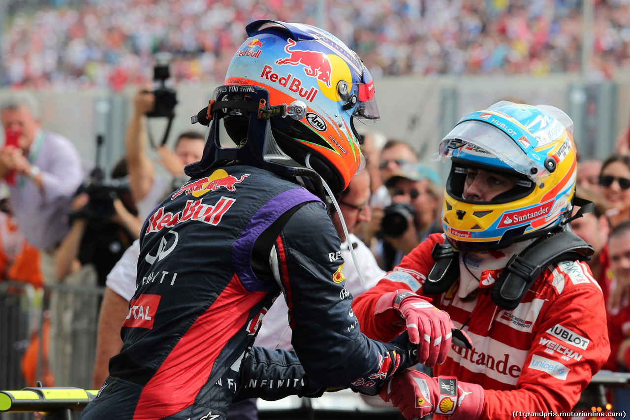 GP UNGHERIA, 27.07.2014- Gara, Daniel Ricciardo (AUS) Red Bull Racing RB10, vincitore e secondo Fernando Alonso (ESP) Ferrari F14-T