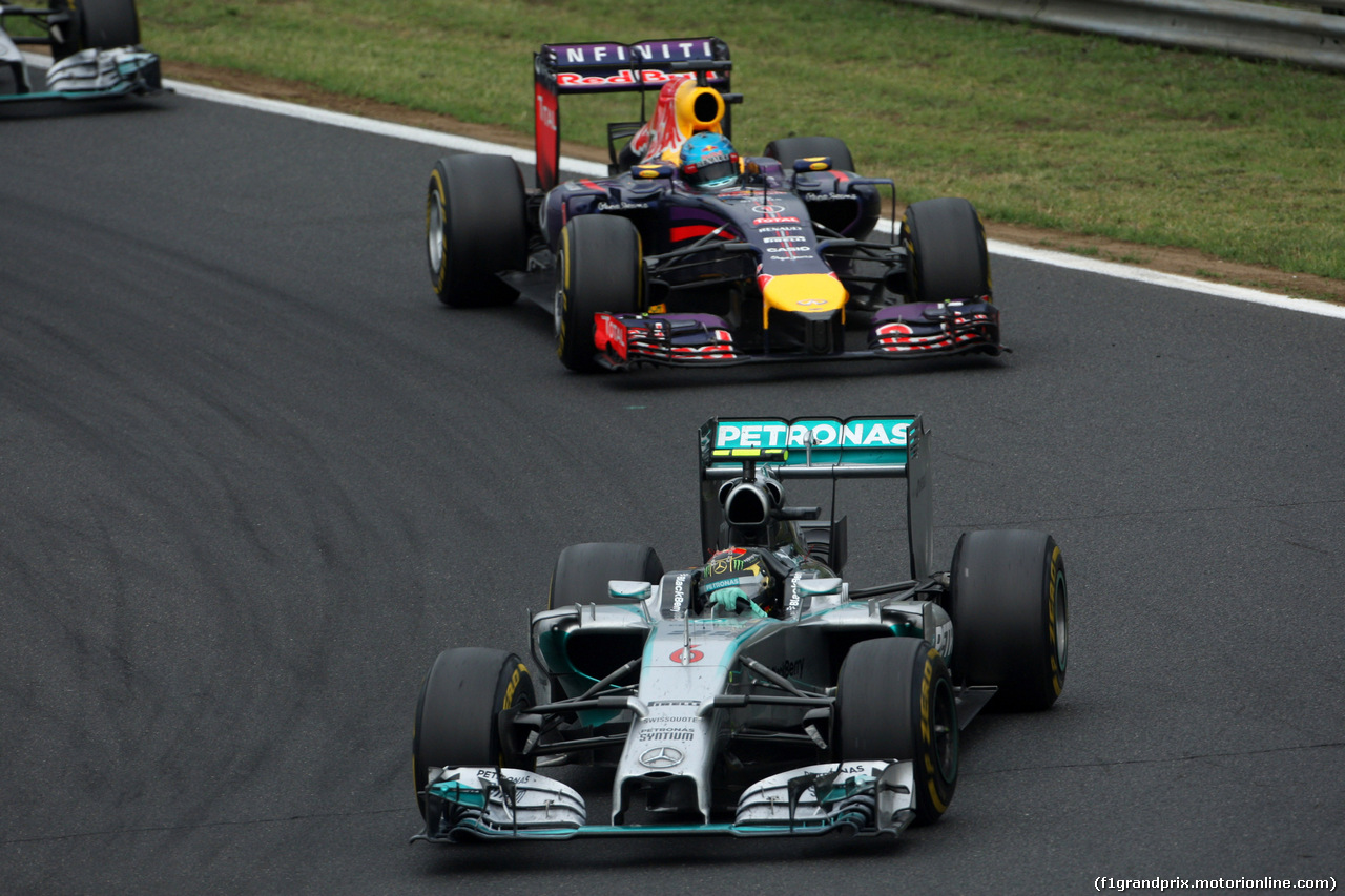 GP UNGHERIA, 27.07.2014- Gara, Nico Rosberg (GER) Mercedes AMG F1 W05 davanti a Sebastian Vettel (GER) Red Bull Racing RB10