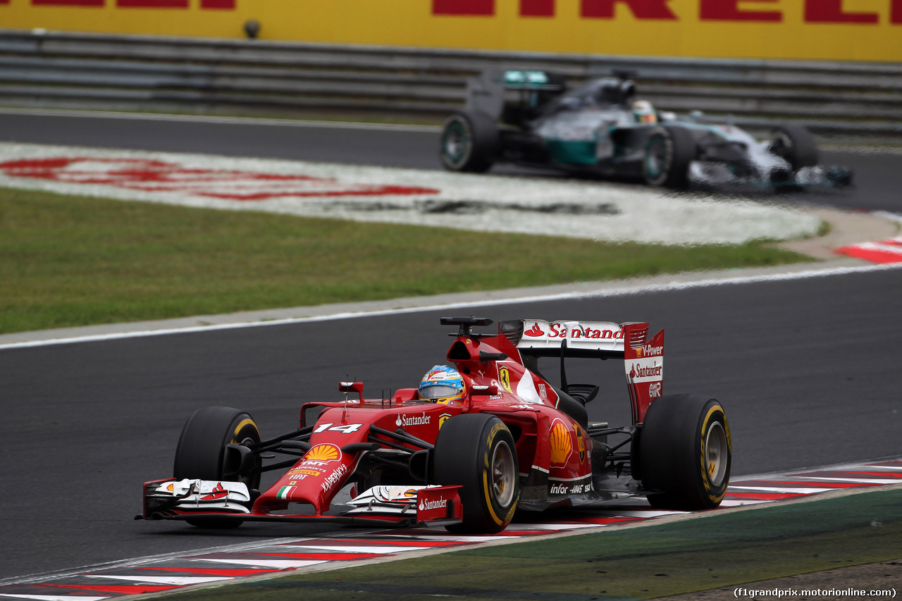 GP UNGHERIA, 27.07.2014- Gara, Fernando Alonso (ESP) Ferrari F14-T davanti a Lewis Hamilton (GBR) Mercedes AMG F1 W05