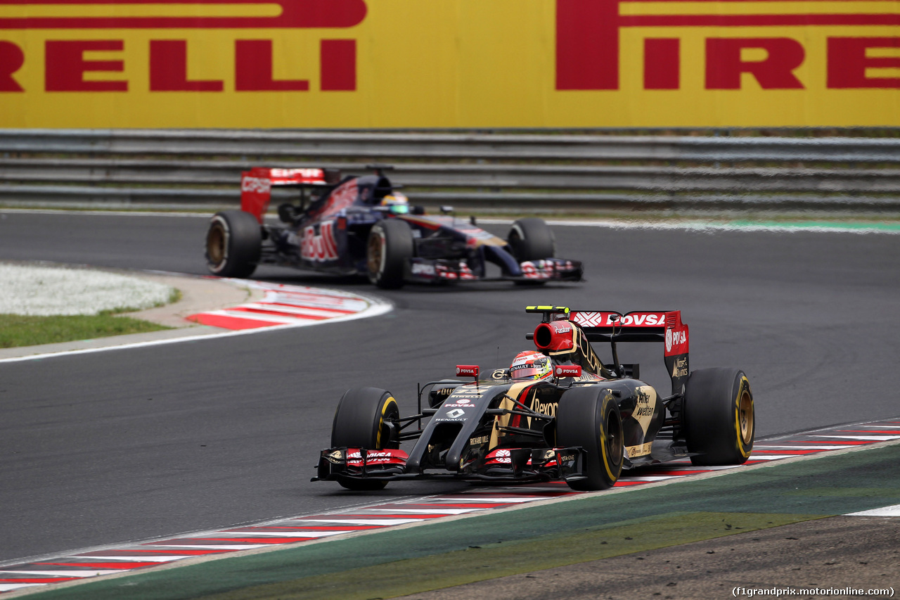 GP UNGHERIA, 27.07.2014- Gara, Pastor Maldonado (VEN) Lotus F1 Team E22 davanti a Jean-Eric Vergne (FRA) Scuderia Toro Rosso STR9