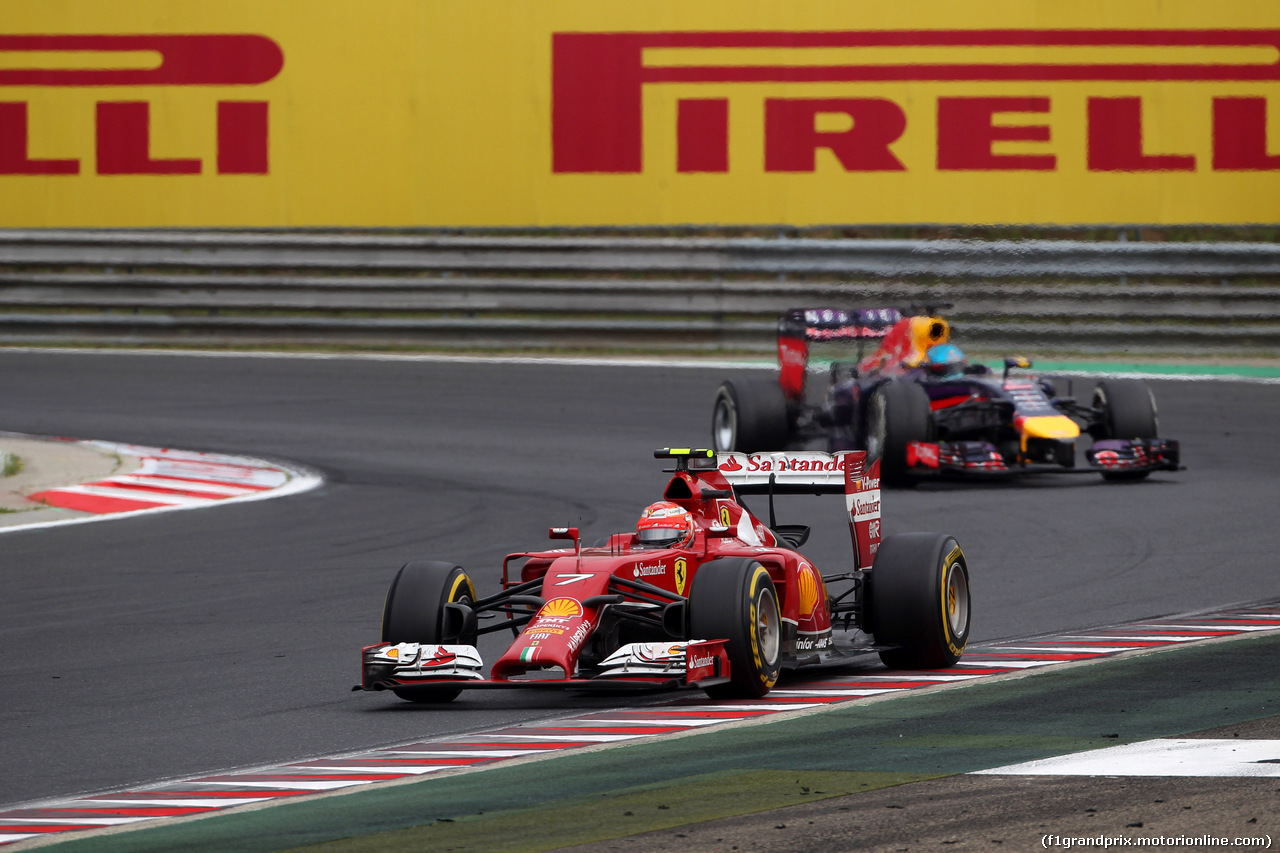 GP UNGHERIA, 27.07.2014- Gara, Kimi Raikkonen (FIN) Ferrari F14-T davanti a Sebastian Vettel (GER) Red Bull Racing RB10