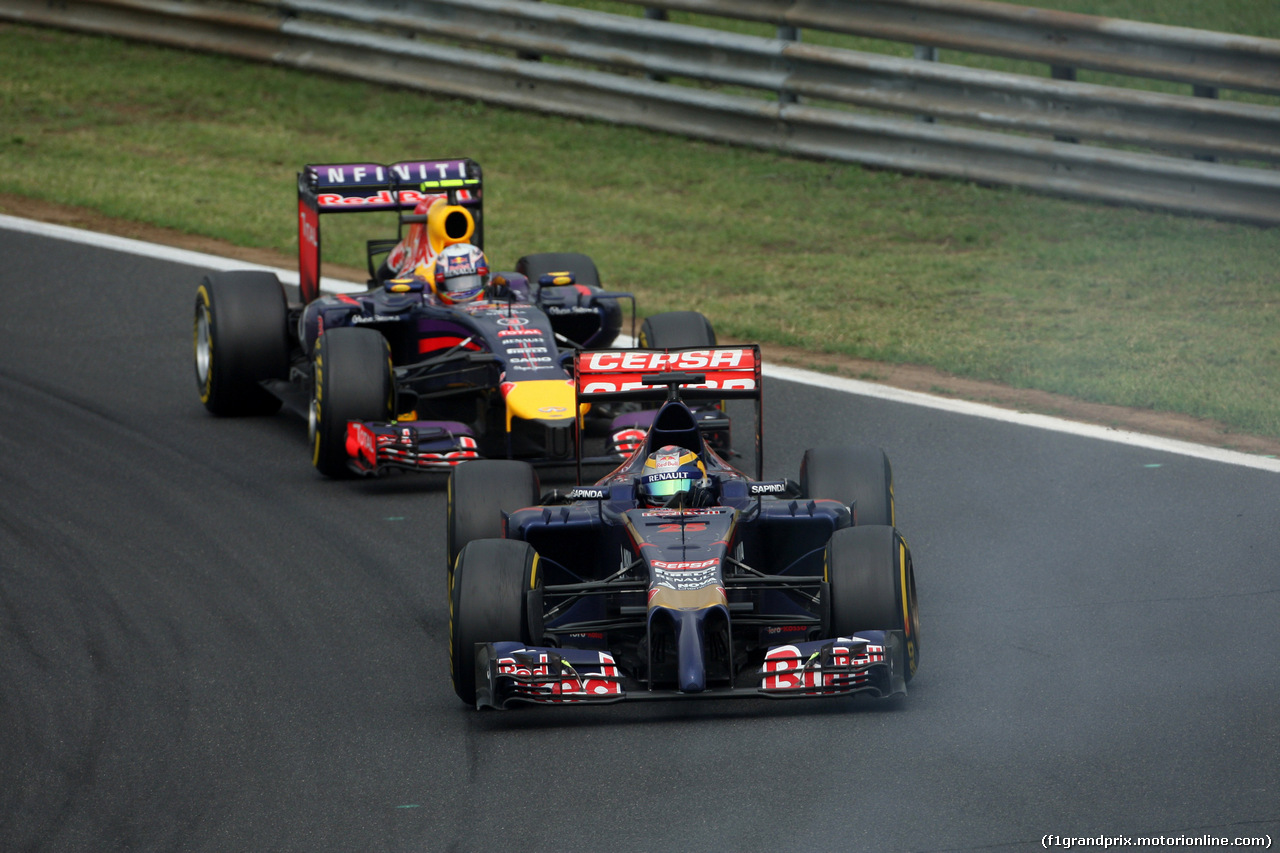 GP UNGHERIA, 27.07.2014- Gara, Jean-Eric Vergne (FRA) Scuderia Toro Rosso STR9 davanti a Daniel Ricciardo (AUS) Red Bull Racing RB10