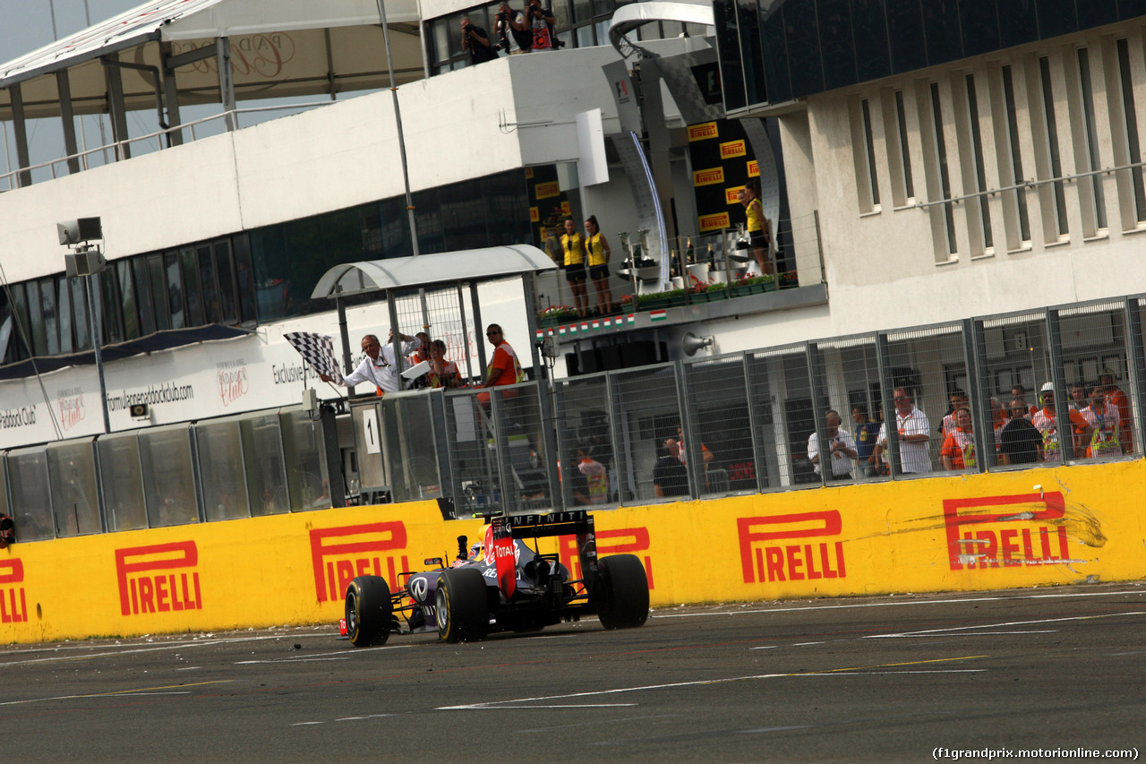GP UNGHERIA, 27.07.2014- Gara, Chequered flag for Daniel Ricciardo (AUS) Red Bull Racing RB10, vincitore