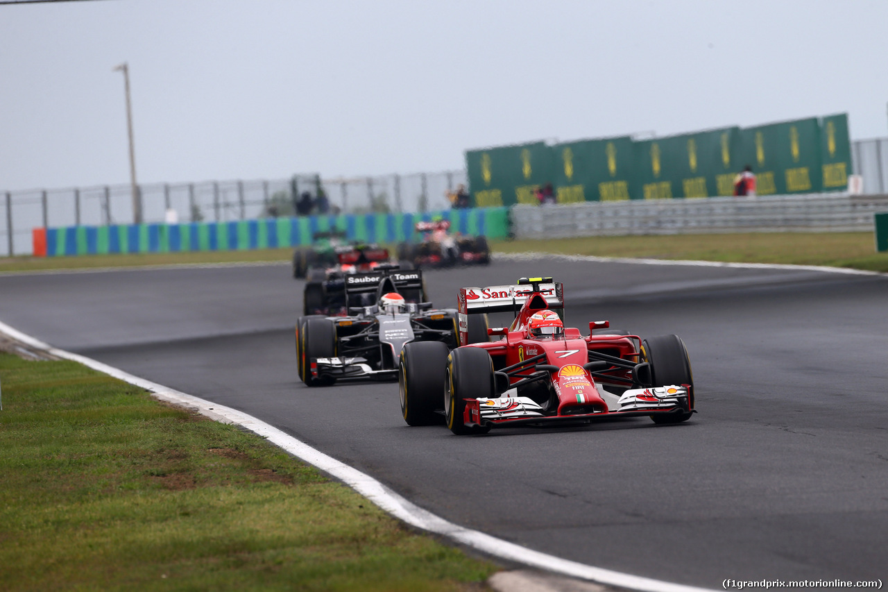 GP UNGHERIA, 27.07.2014- Gara, Kimi Raikkonen (FIN) Ferrari F14-T davanti a Adrian Sutil (GER) Sauber F1 Team C33