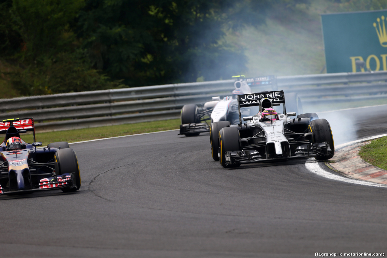 GP UNGHERIA, 27.07.2014- Gara, Daniil Kvyat (RUS) Scuderia Toro Rosso STR9 e Jenson Button (GBR) McLaren Mercedes MP4-29