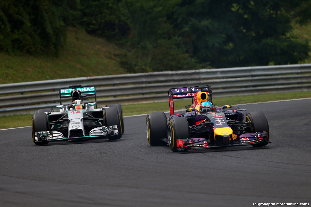 GP UNGHERIA, 27.07.2014- Gara, Lewis Hamilton (GBR) Mercedes AMG F1 W05 e Sebastian Vettel (GER) Red Bull Racing RB10
