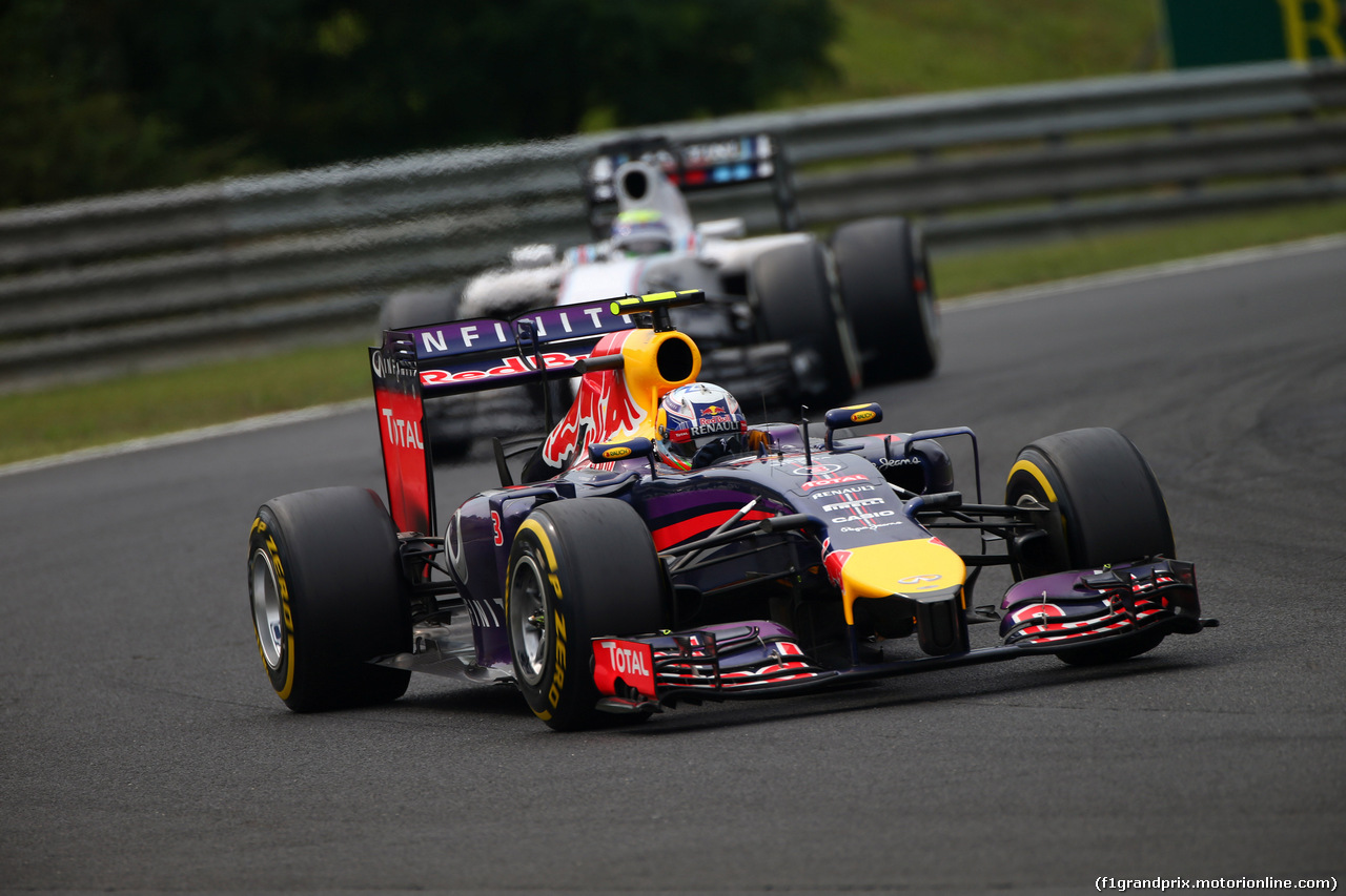 GP UNGHERIA, 27.07.2014- Gara, Daniel Ricciardo (AUS) Red Bull Racing RB10 davanti a Felipe Massa (BRA) Williams F1 Team FW36