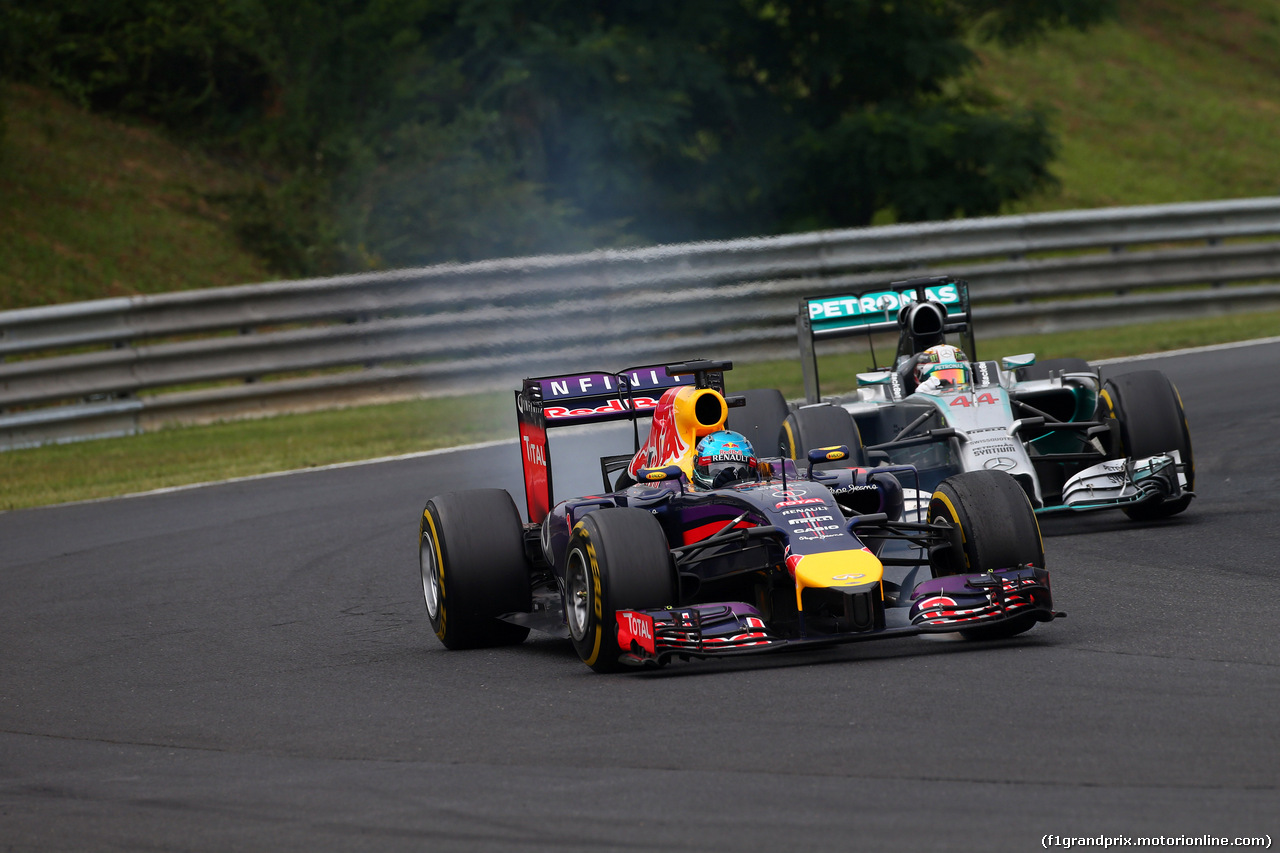 GP UNGHERIA, 27.07.2014- Gara, Sebastian Vettel (GER) Red Bull Racing RB10 e Lewis Hamilton (GBR) Mercedes AMG F1 W05