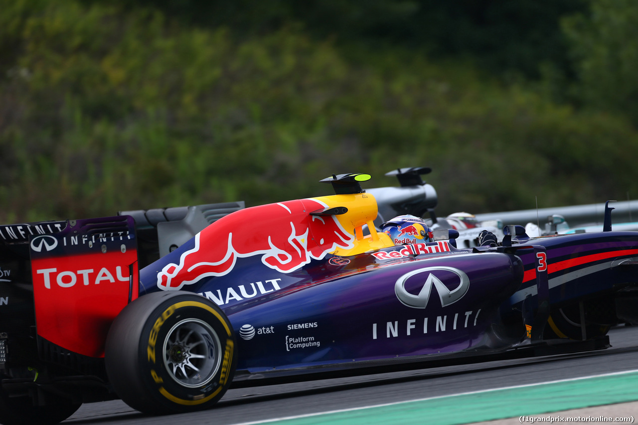 GP UNGHERIA, 27.07.2014- Gara, Daniel Ricciardo (AUS) Red Bull Racing RB10 e Lewis Hamilton (GBR) Mercedes AMG F1 W05