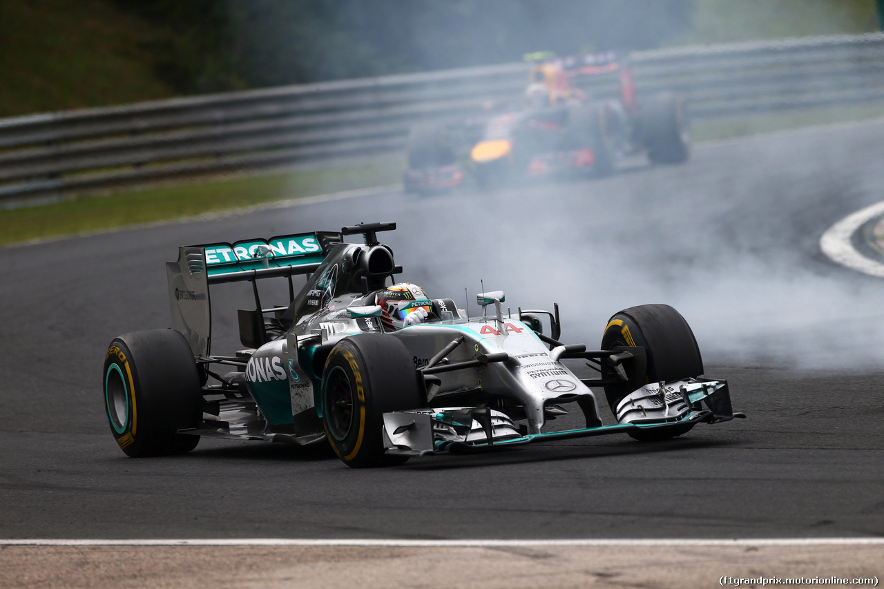 GP UNGHERIA, 27.07.2014- Gara, Lewis Hamilton (GBR) Mercedes AMG F1 W05 davanti a Daniel Ricciardo (AUS) Red Bull Racing RB10