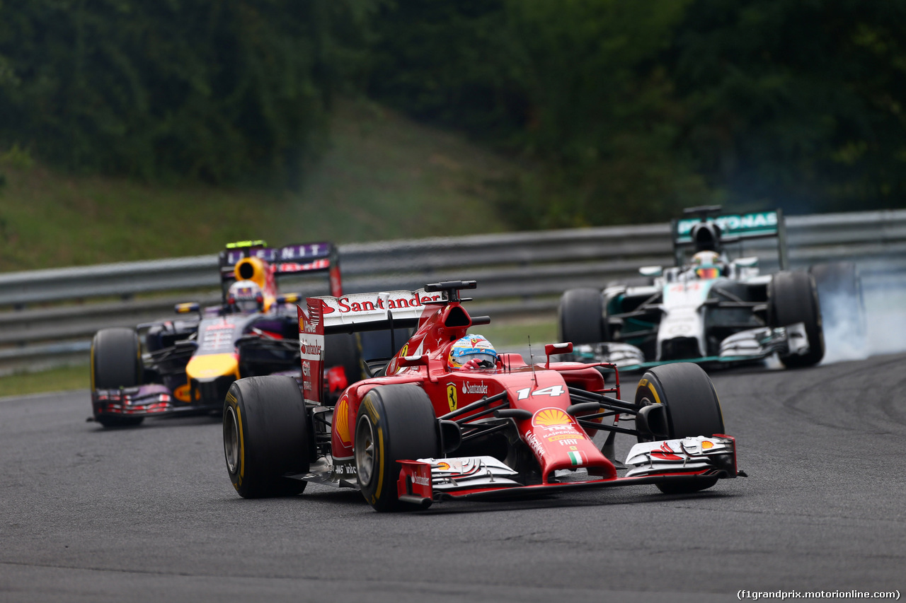 GP UNGHERIA, 27.07.2014- Gara, Daniel Ricciardo (AUS) Red Bull Racing RB10 overtakes Lewis Hamilton (GBR) Mercedes AMG F1 W05