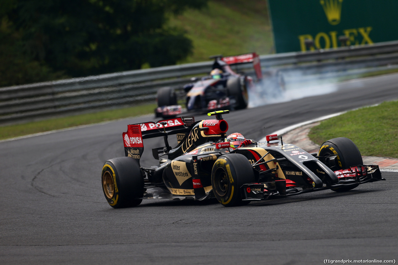 GP UNGHERIA, 27.07.2014- Gara, Pastor Maldonado (VEN) Lotus F1 Team E22 davanti a Jean-Eric Vergne (FRA) Scuderia Toro Rosso STR9