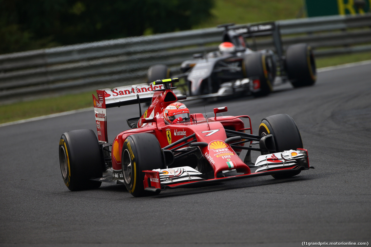 GP UNGHERIA, 27.07.2014- Gara, Kimi Raikkonen (FIN) Ferrari F14-T davanti a Adrian Sutil (GER) Sauber F1 Team C33
