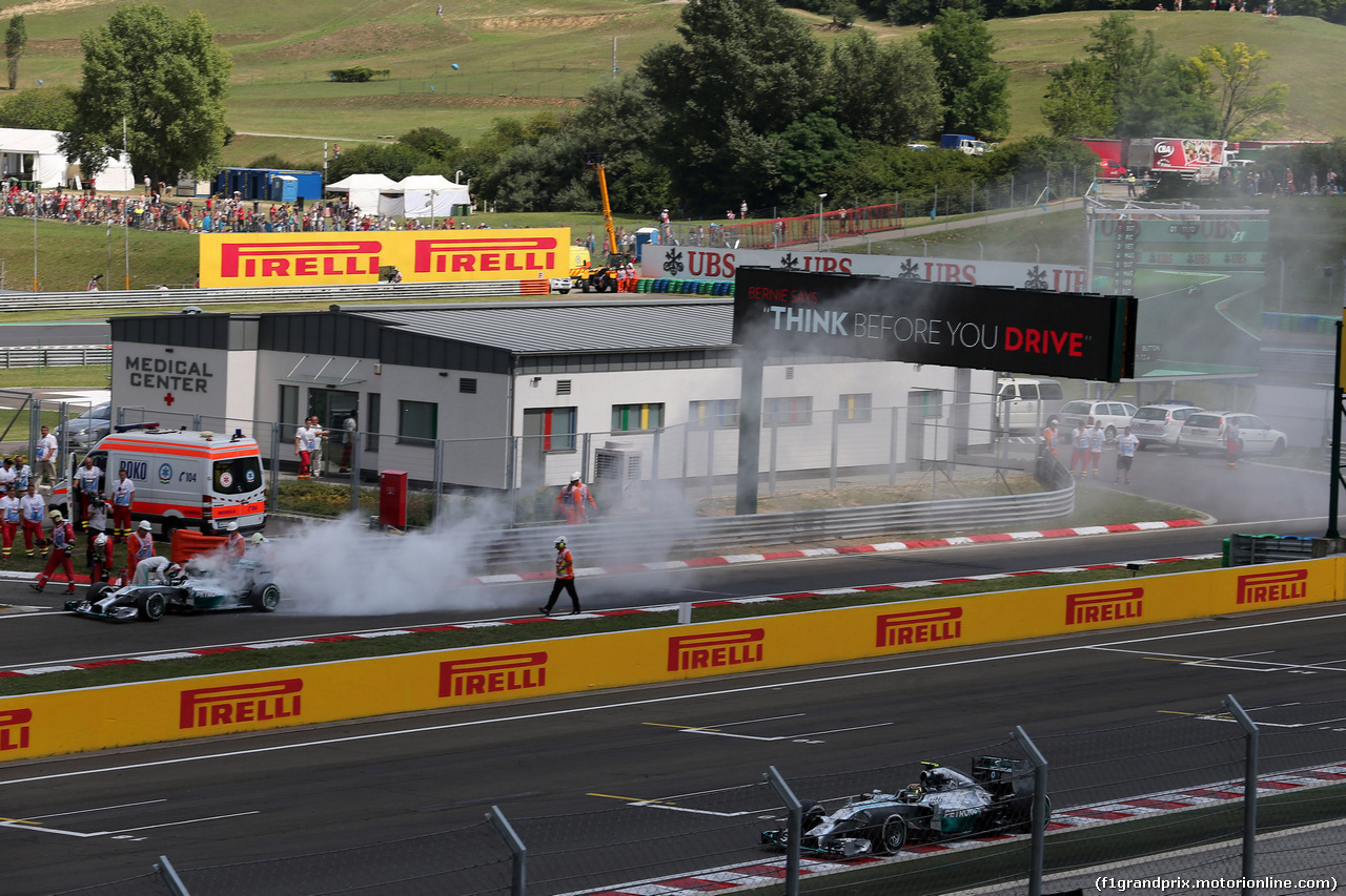 GP UNGHERIA, 26.07.2014- Qualifiche,The Mercedes AMG F1 of Lewis Hamilton (GBR) Mercedes AMG F1 W05 fired e Nico Rosberg (GER) Mercedes AMG F1 W05 pass