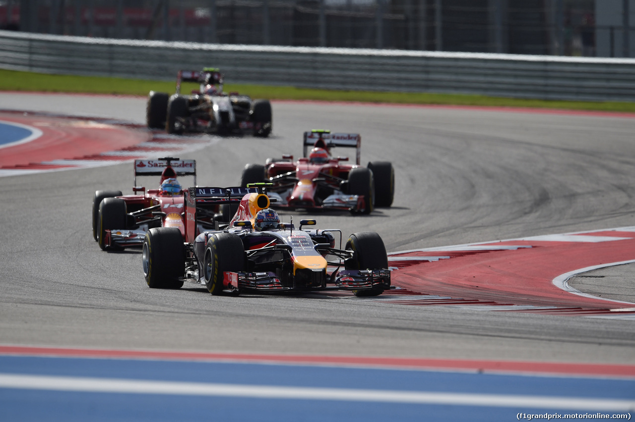 GP USA, 02.11.2014 - Gara, Daniel Ricciardo (AUS) Red Bull Racing RB10 davanti a Fernando Alonso (ESP) Ferrari F14-T