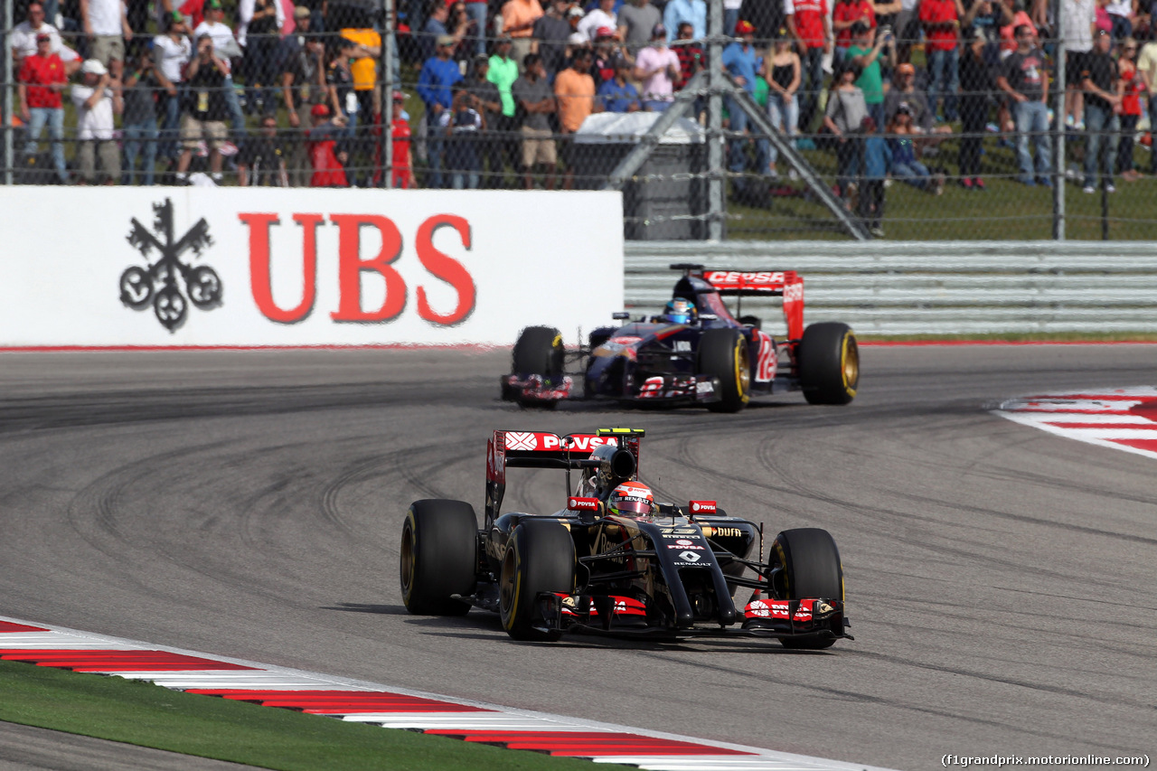 GP USA, 02.11.2014 - Gara, Pastor Maldonado (VEN) Lotus F1 Team E22 davanti a Jean-Eric Vergne (FRA) Scuderia Toro Rosso STR9