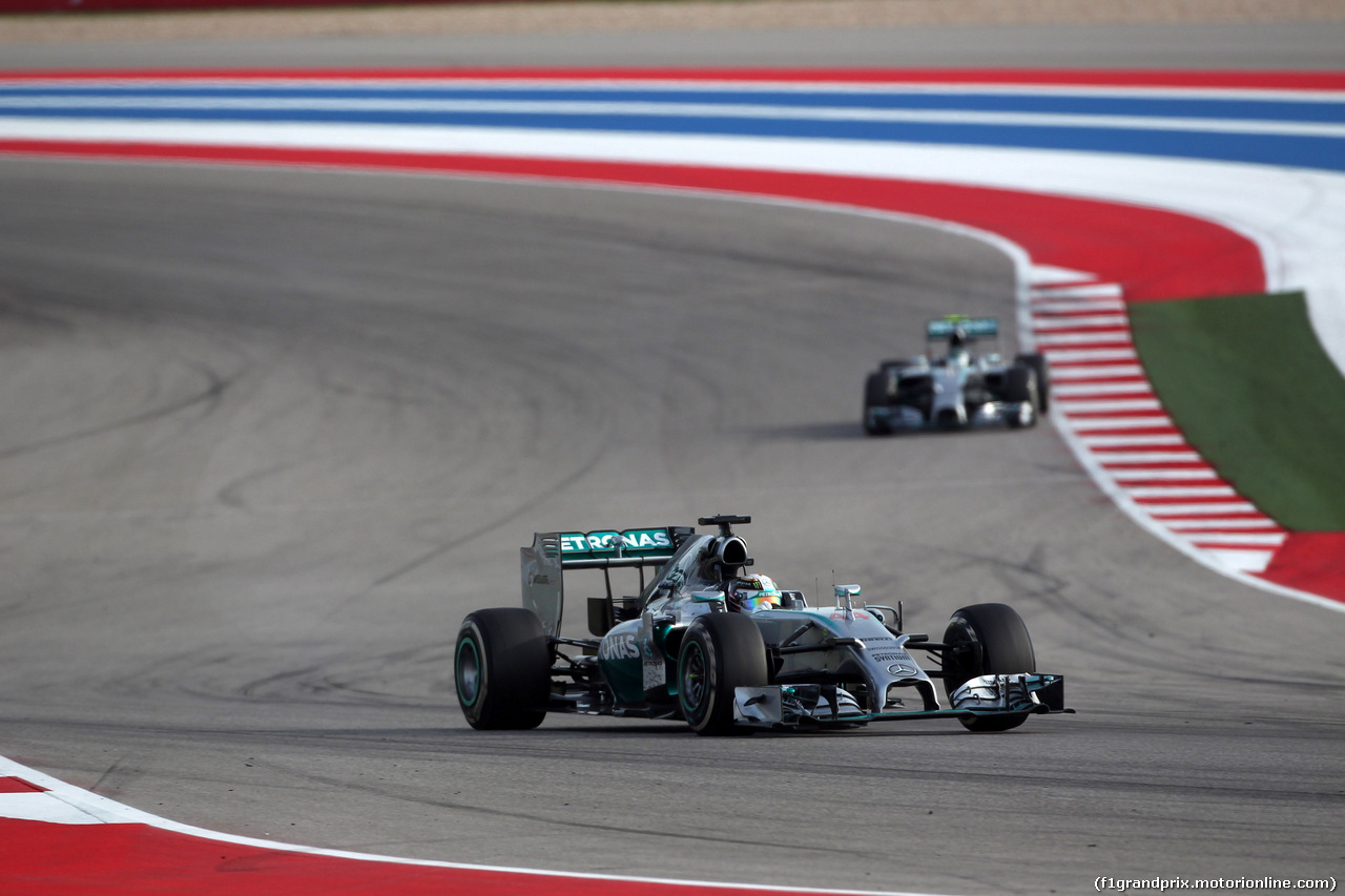 GP USA, 02.11.2014 - Gara, Lewis Hamilton (GBR) Mercedes AMG F1 W05 davanti a Nico Rosberg (GER) Mercedes AMG F1 W05