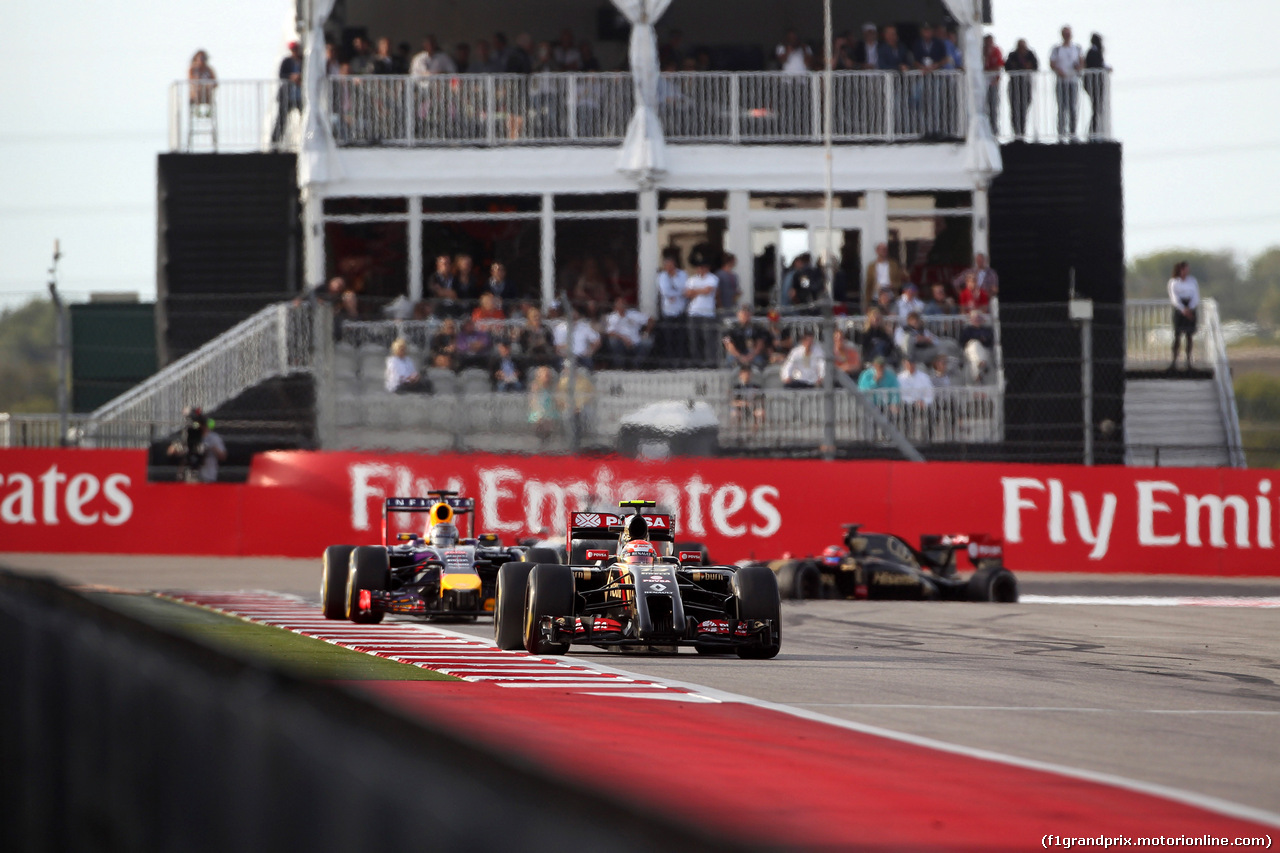 GP USA, 02.11.2014 - Gara, Pastor Maldonado (VEN) Lotus F1 Team E22 davanti a Sebastian Vettel (GER) Red Bull Racing RB10