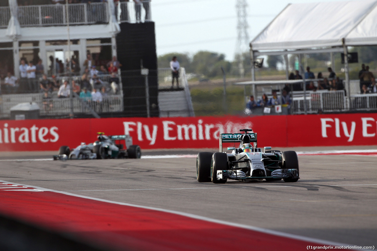 GP USA, 02.11.2014 - Gara, Lewis Hamilton (GBR) Mercedes AMG F1 W05 davanti a Nico Rosberg (GER) Mercedes AMG F1 W05