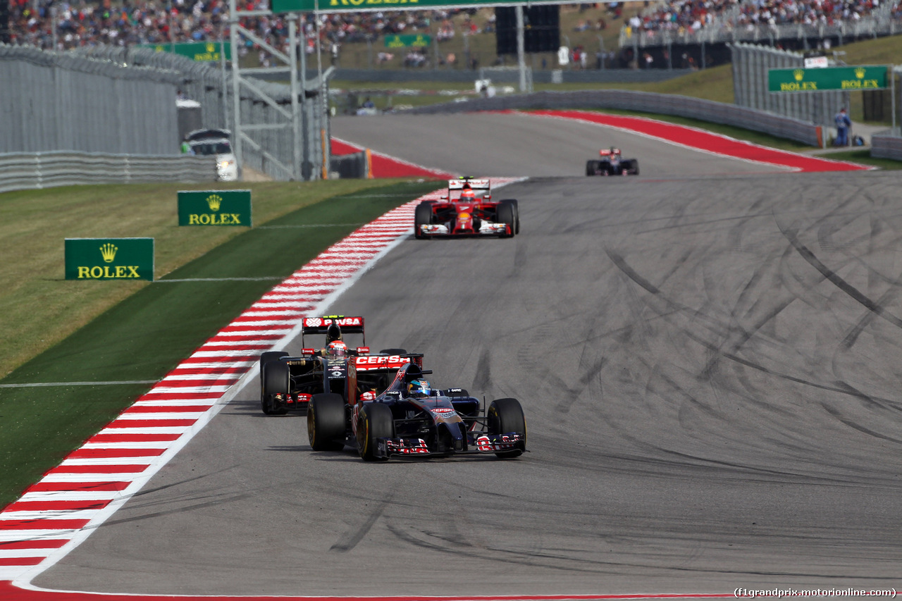 GP USA, 02.11.2014 - Gara, Jean-Eric Vergne (FRA) Scuderia Toro Rosso STR9 davanti a Pastor Maldonado (VEN) Lotus F1 Team E22