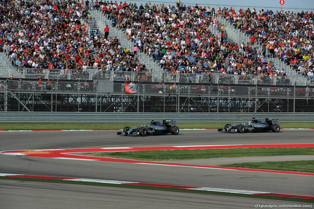 GP USA, 02.11.2014 - Gara, Nico Rosberg (GER) Mercedes AMG F1 W05 davanti a Lewis Hamilton (GBR) Mercedes AMG F1 W05