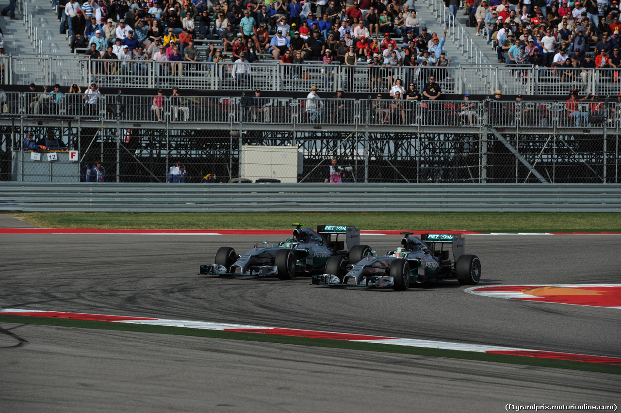 GP USA, 02.11.2014 - Gara, Lewis Hamilton (GBR) Mercedes AMG F1 W05 pass Nico Rosberg (GER) Mercedes AMG F1 W05
