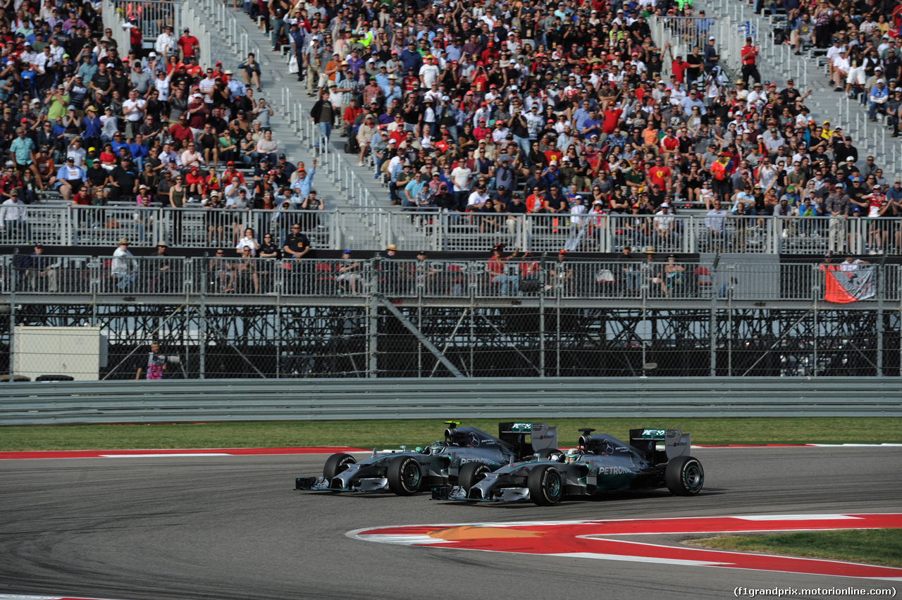 GP USA, 02.11.2014 - Gara, Lewis Hamilton (GBR) Mercedes AMG F1 W05 pass Nico Rosberg (GER) Mercedes AMG F1 W05