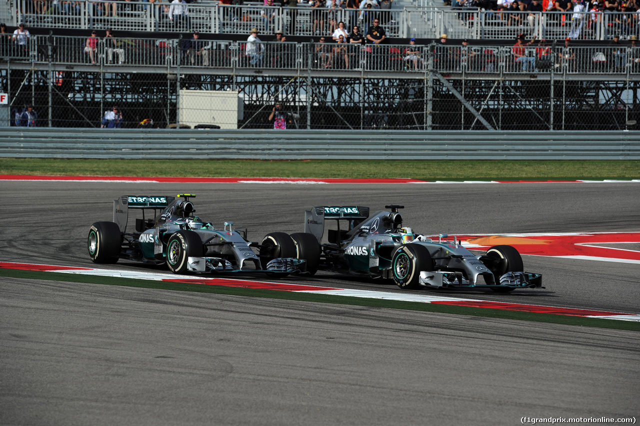 GP USA, 02.11.2014 - Gara, Lewis Hamilton (GBR) Mercedes AMG F1 W05 pass Nico Rosberg (GER) Mercedes AMG F1 W05