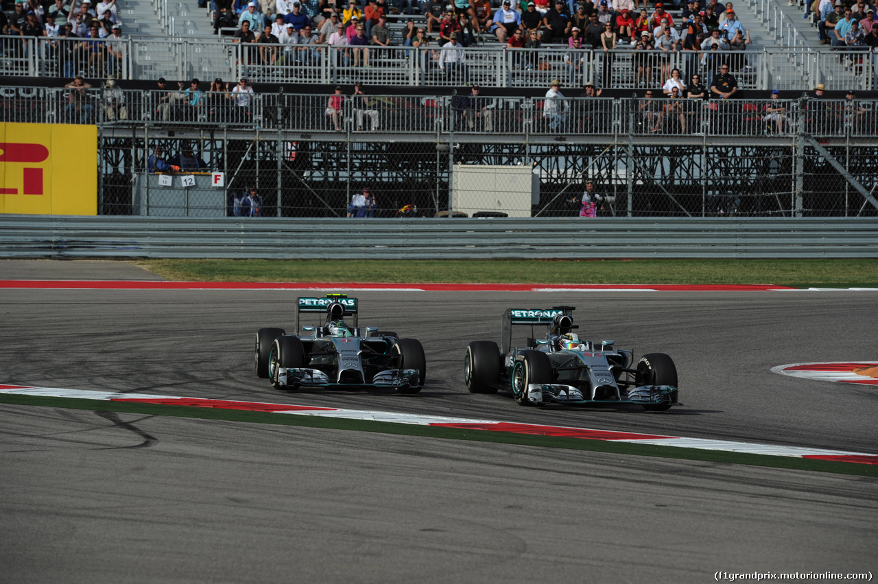 GP USA, 02.11.2014 - Gara, Lewis Hamilton (GBR) Mercedes AMG F1 W05 pass Nico Rosberg (GER) Mercedes AMG F1 W05