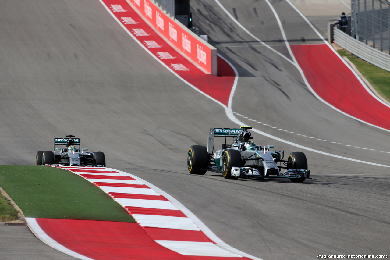 GP USA, 02.11.2014 - Gara, Nico Rosberg (GER) Mercedes AMG F1 W05 davanti a Lewis Hamilton (GBR) Mercedes AMG F1 W05