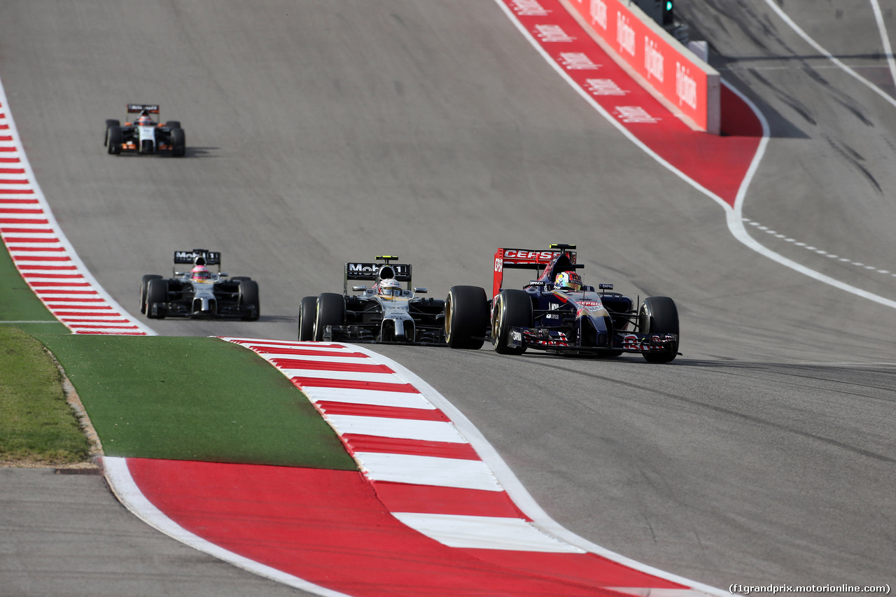 GP USA, 02.11.2014 - Gara, Daniil Kvyat (RUS) Scuderia Toro Rosso STR9 davanti a Kevin Magnussen (DEN) McLaren Mercedes MP4-29