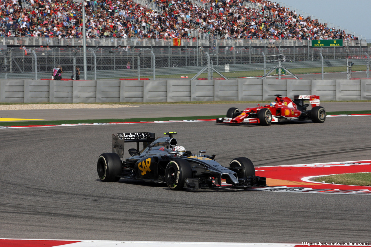 GP USA, 02.11.2014 - Gara, Kevin Magnussen (DEN) McLaren Mercedes MP4-29 davanti a Fernando Alonso (ESP) Ferrari F14-T