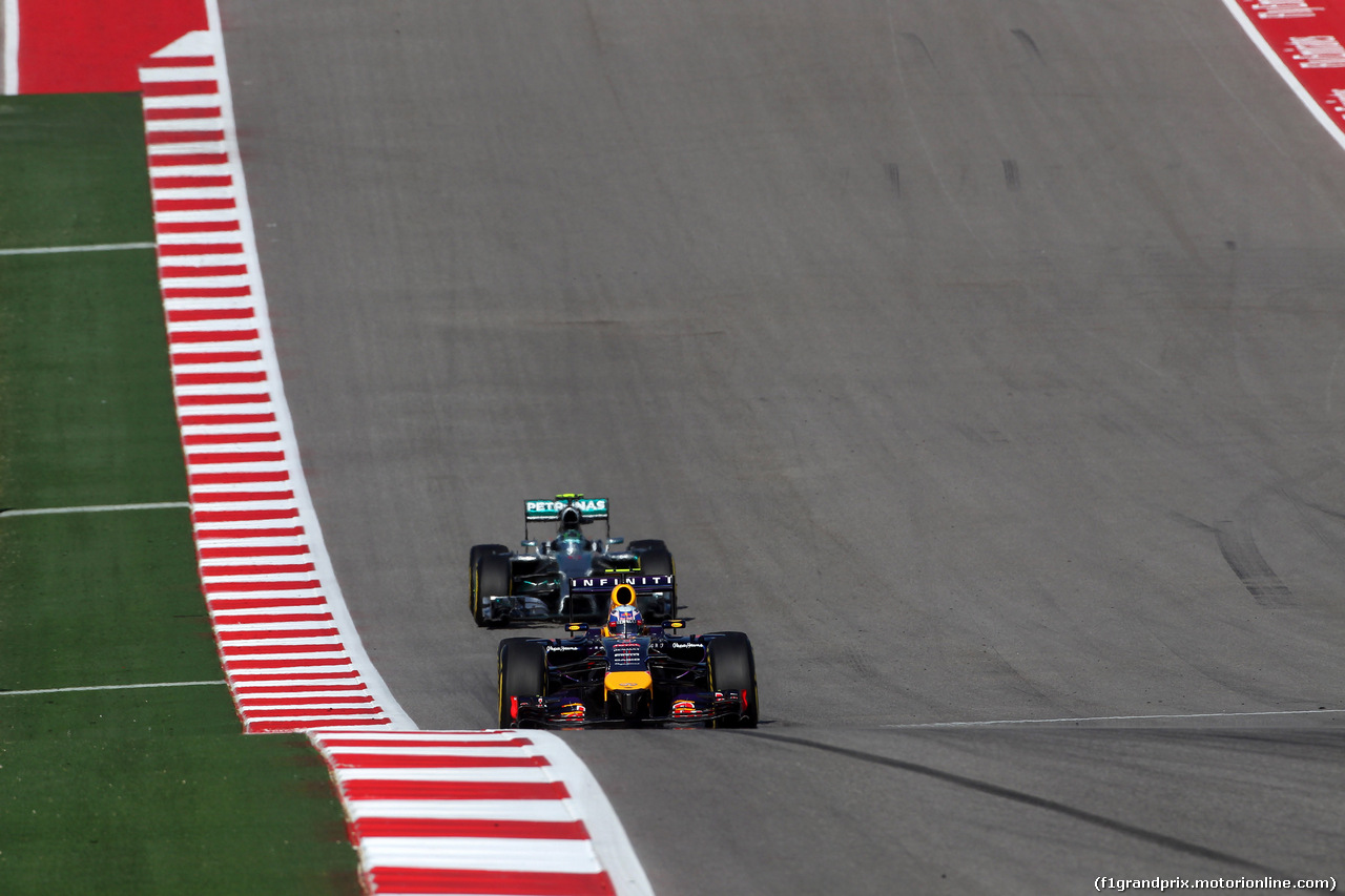 GP USA, 01.11.2014 - Prove Libere 3, Daniel Ricciardo (AUS) Red Bull Racing RB10 davanti a Nico Rosberg (GER) Mercedes AMG F1 W05