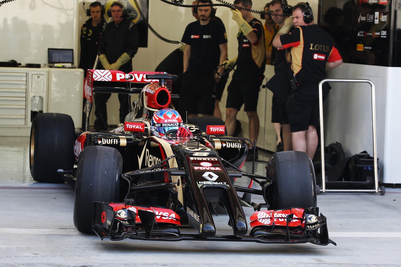 LOTUS F1 E22, Romain Grosjean (FRA) Lotus F1 E22 leaves the pits for the first time.
19.02.2014. Formula One Testing, Bahrain Test One, Day One, Sakhir, Bahrain.