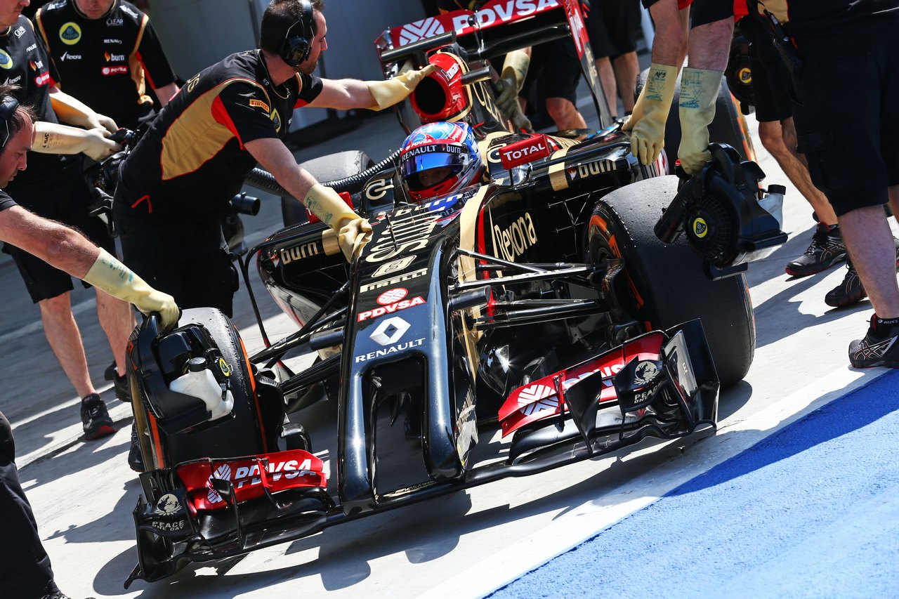 LOTUS F1 E22, Romain Grosjean (FRA) Lotus F1 E22 in the pits.
20.02.2014. Formula One Testing, Bahrain Test One, Day Two, Sakhir, Bahrain.
