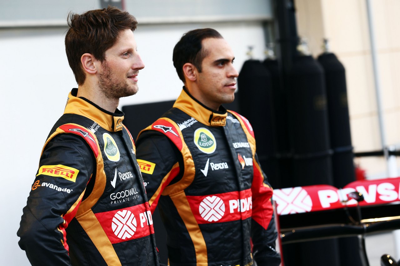 LOTUS F1 E22, (L to R): Romain Grosjean (FRA) Lotus F1 Team with team mate Pastor Maldonado (VEN) Lotus F1 Team Lotus as the F1 E22 is officially unveiled.
20.02.2014. Formula One Testing, Bahrain Test One, Day Two, Sakhir, Bahrain.