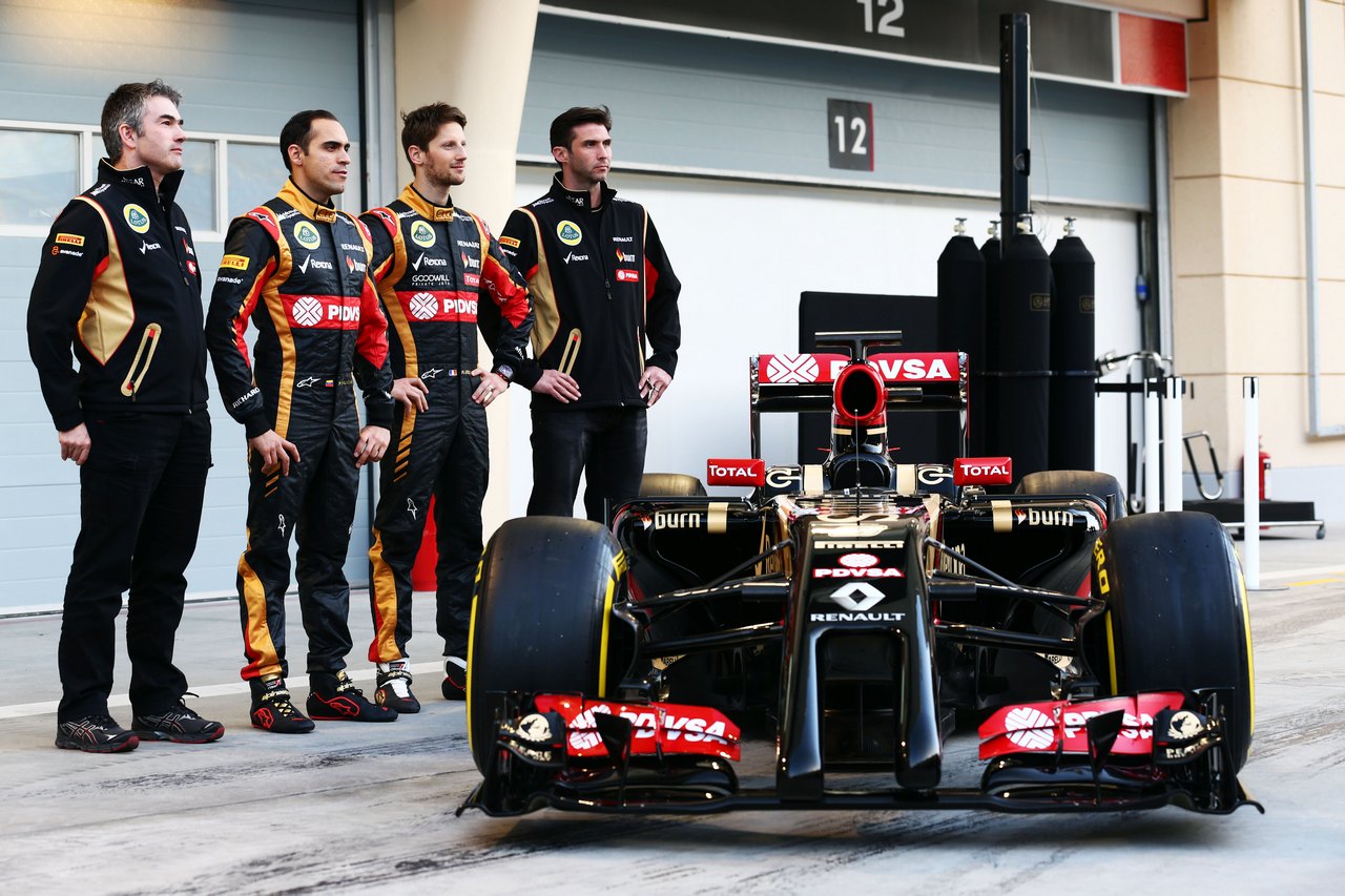 LOTUS F1 E22, (L to R): Pastor Maldonado (VEN) Lotus F1 Team e team mate Romain Grosjean (FRA) Lotus F1 Team as the F1 E22 is officially unveiled.
20.02.2014. Formula One Testing, Bahrain Test One, Day Two, Sakhir, Bahrain.