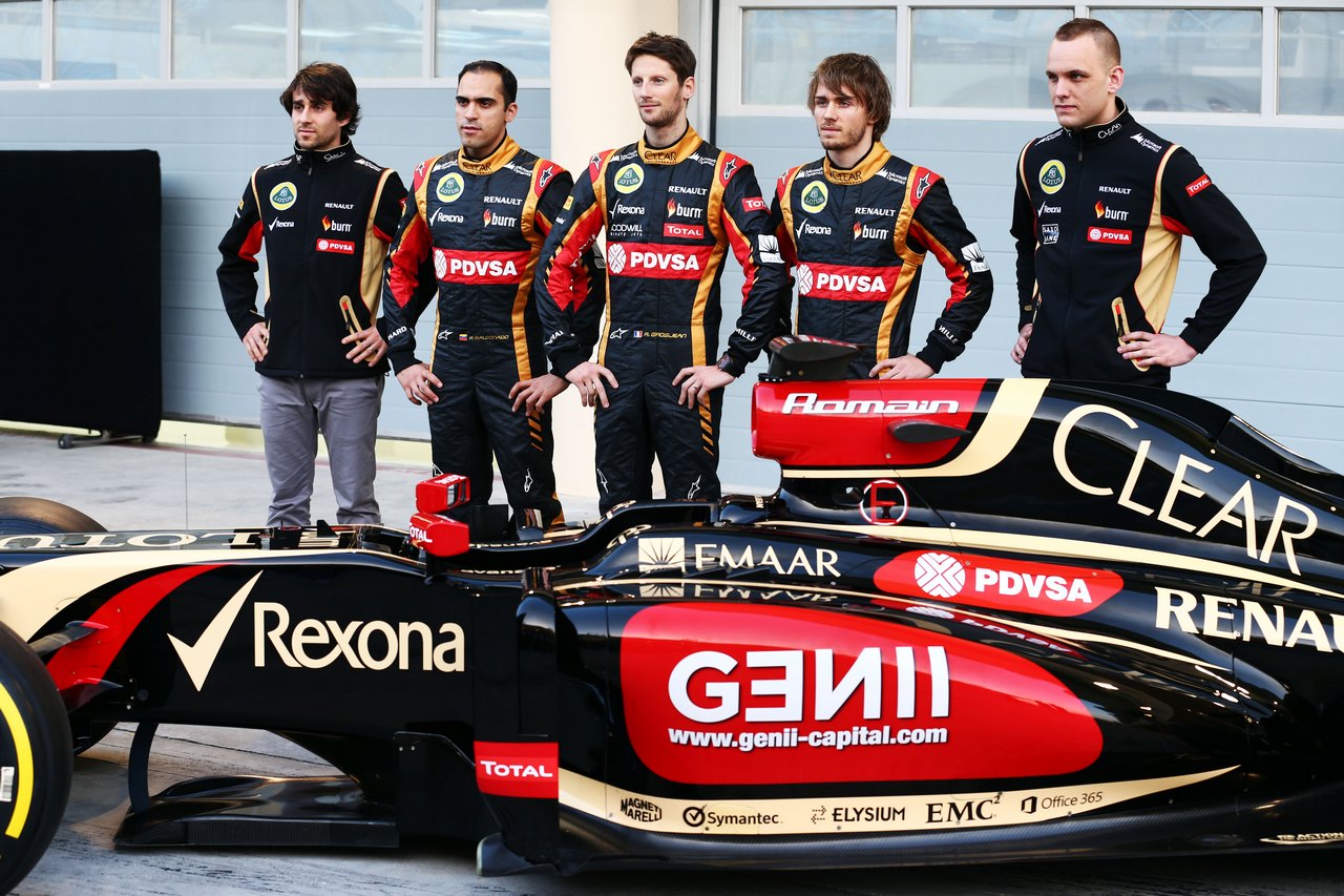 LOTUS F1 E22, (L to R): Nicolas Prost (FRA) Lotus F1 Test Driver with Pastor Maldonado (VEN) Lotus F1 Team; Romain Grosjean (FRA) Lotus F1 Team; e Charles Pic (FRA), as the F1 E22 is officially unveiled.
20.02.2014. Formula One Testing, Bahrain Test One, Day Two, Sakhir, Bahrain.