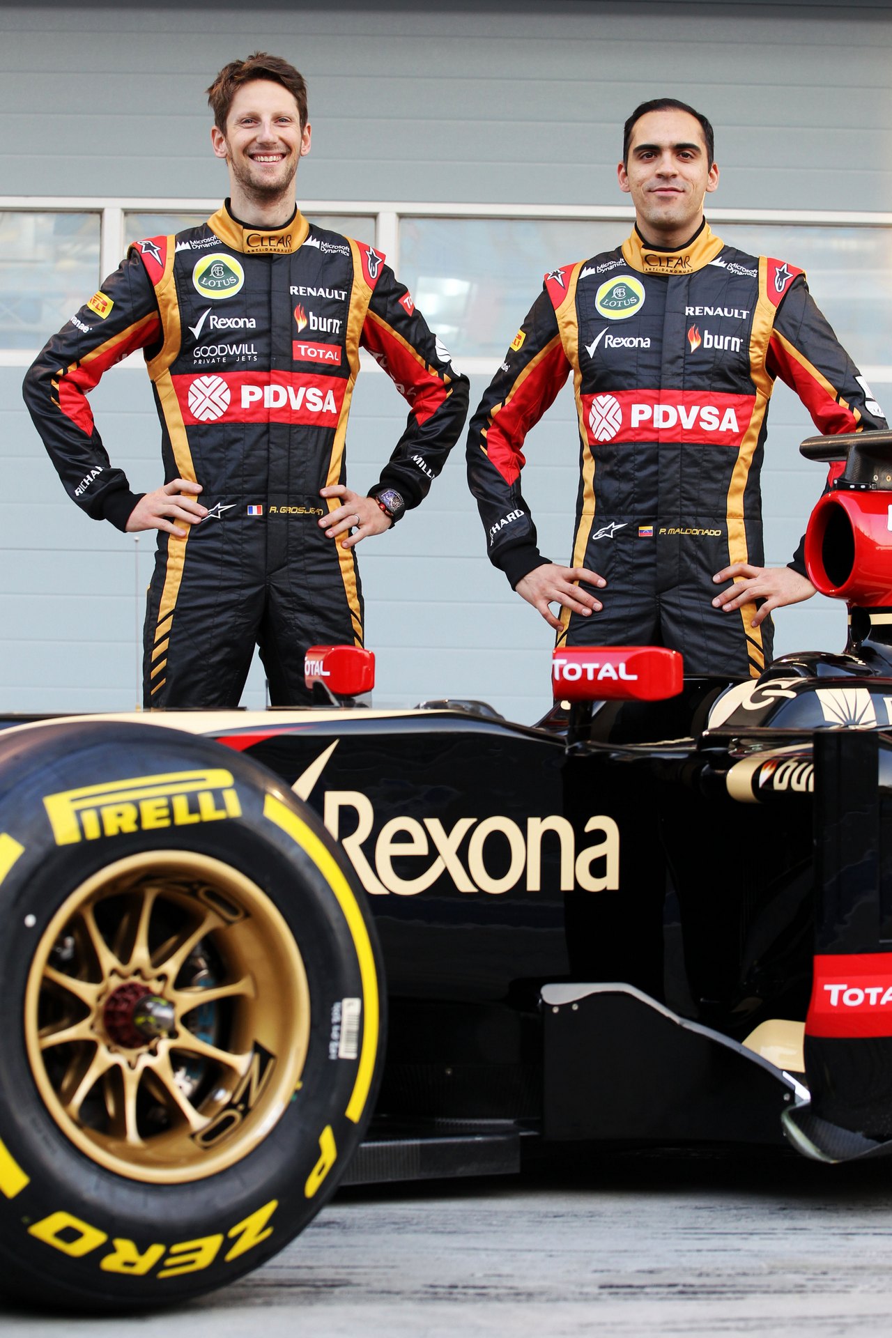 LOTUS F1 E22, (L to R): Romain Grosjean (FRA) Lotus F1 Team e team mate Pastor Maldonado (VEN) Lotus F1 Team as the Lotus F1 E22 is officially unveiled.
20.02.2014. Formula One Testing, Bahrain Test One, Day Two, Sakhir, Bahrain.