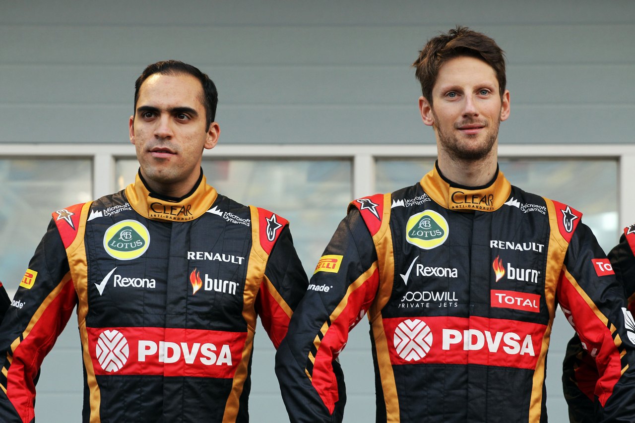 LOTUS F1 E22, (L to R): Pastor Maldonado (VEN) Lotus F1 Team e team mate Romain Grosjean (FRA) Lotus F1 Team as the Lotus F1 E22 is officially unveiled.
20.02.2014. Formula One Testing, Bahrain Test One, Day Two, Sakhir, Bahrain.
